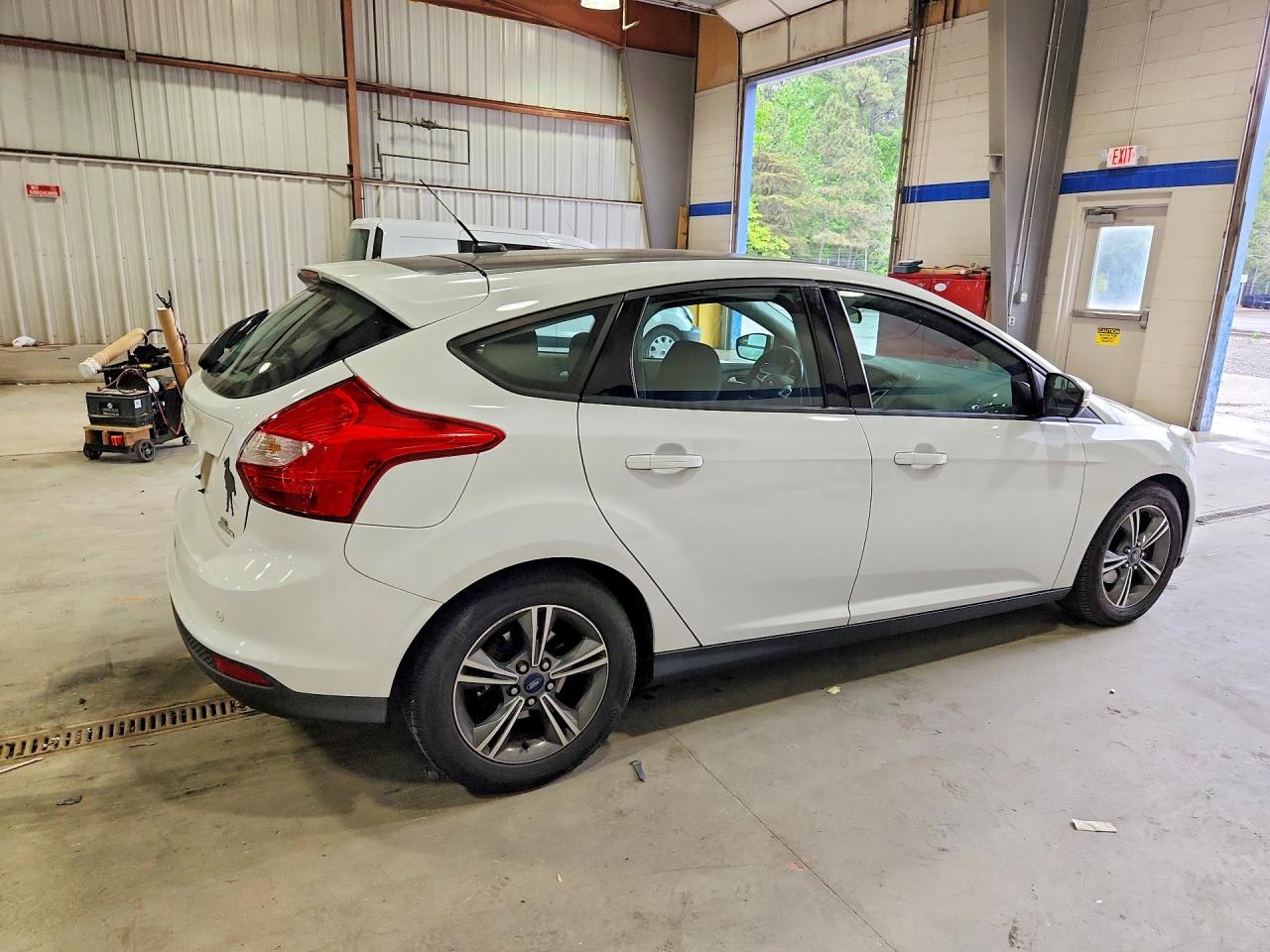 2014 Ford Focus Se White vin: 1FADP3K22EL320011