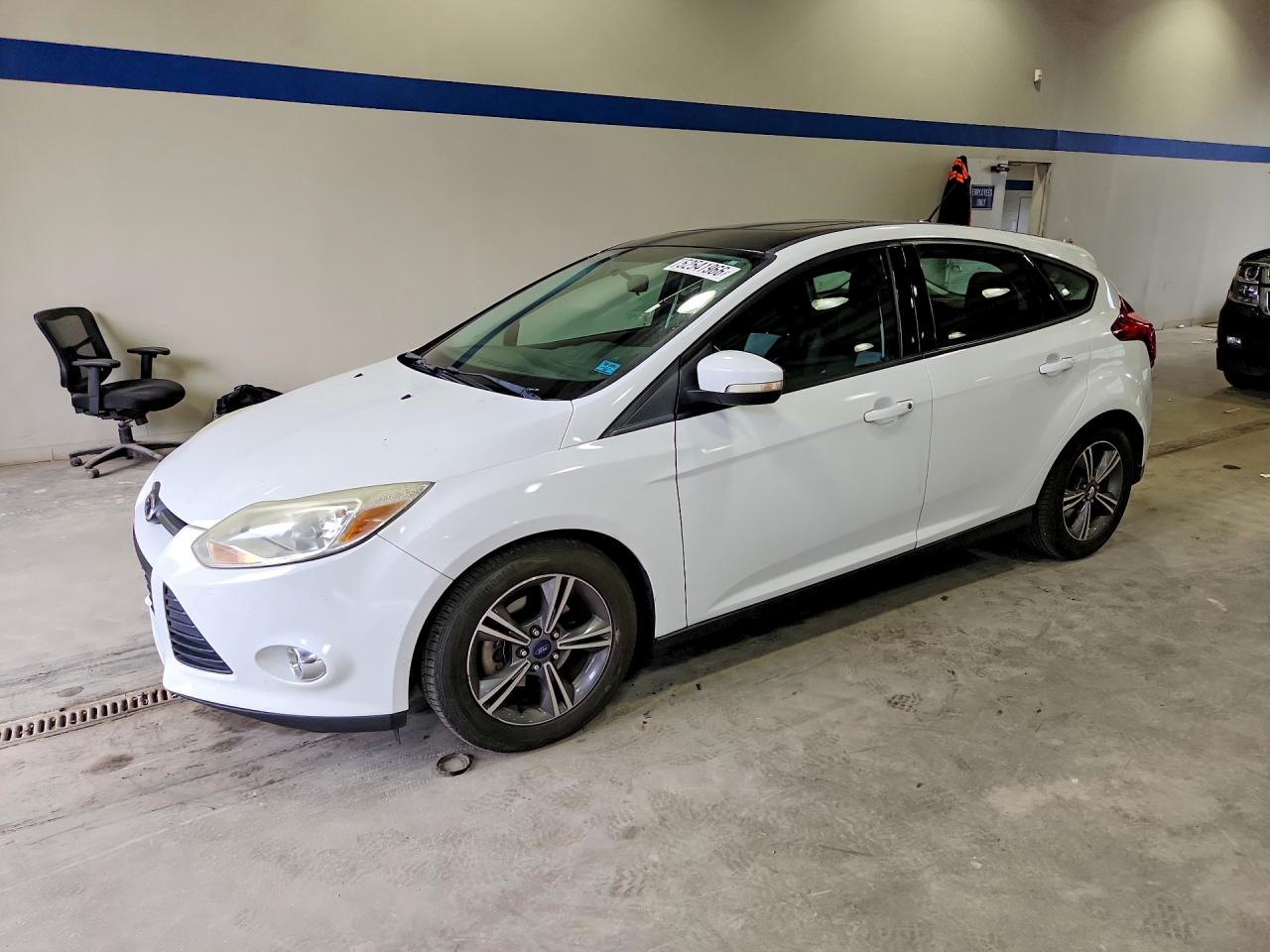 2014 Ford Focus Se White vin: 1FADP3K22EL320011