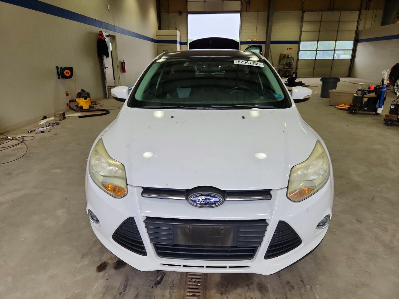 2014 Ford Focus Se White vin: 1FADP3K22EL320011