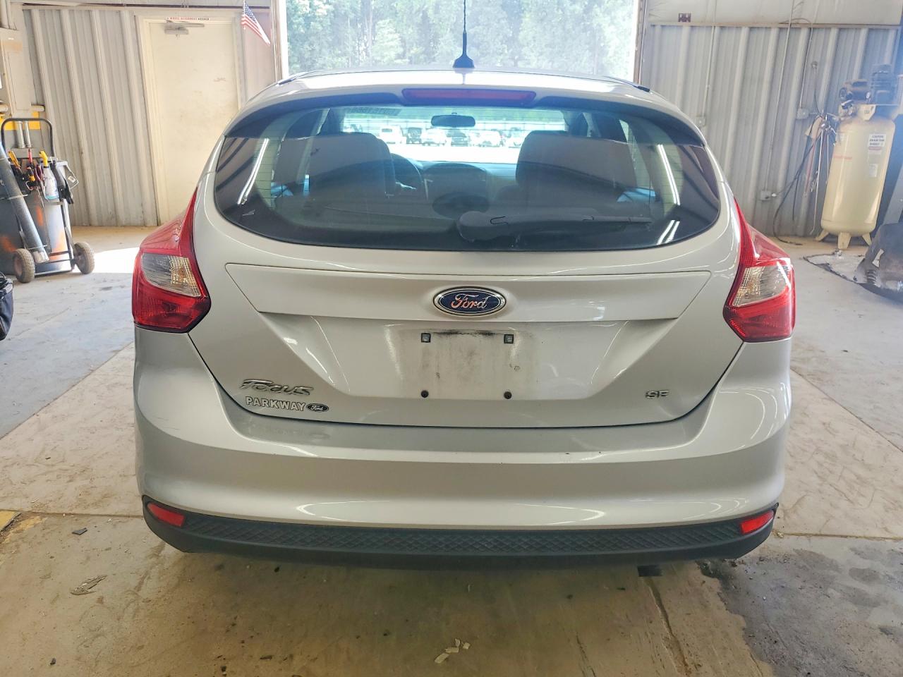 2014 Ford Focus Se Silver vin: 1FADP3K22EL399843