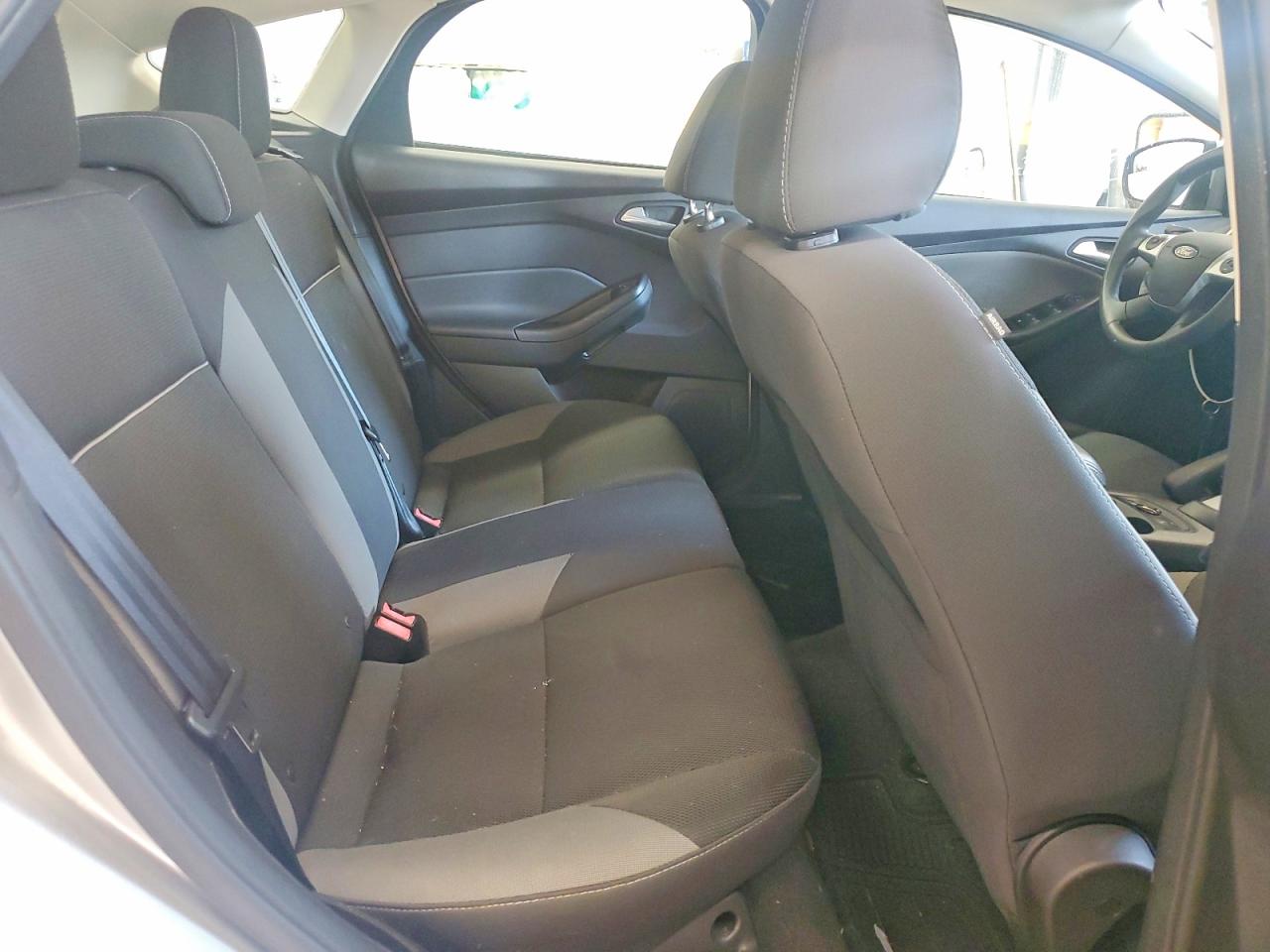 2014 Ford Focus Se Silver vin: 1FADP3K22EL399843
