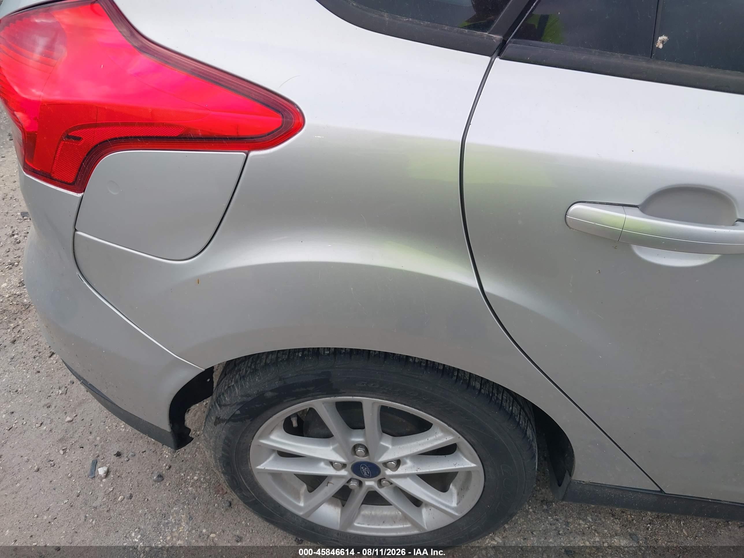 2015 Ford Focus Se Silver vin: 1FADP3K22FL203112
