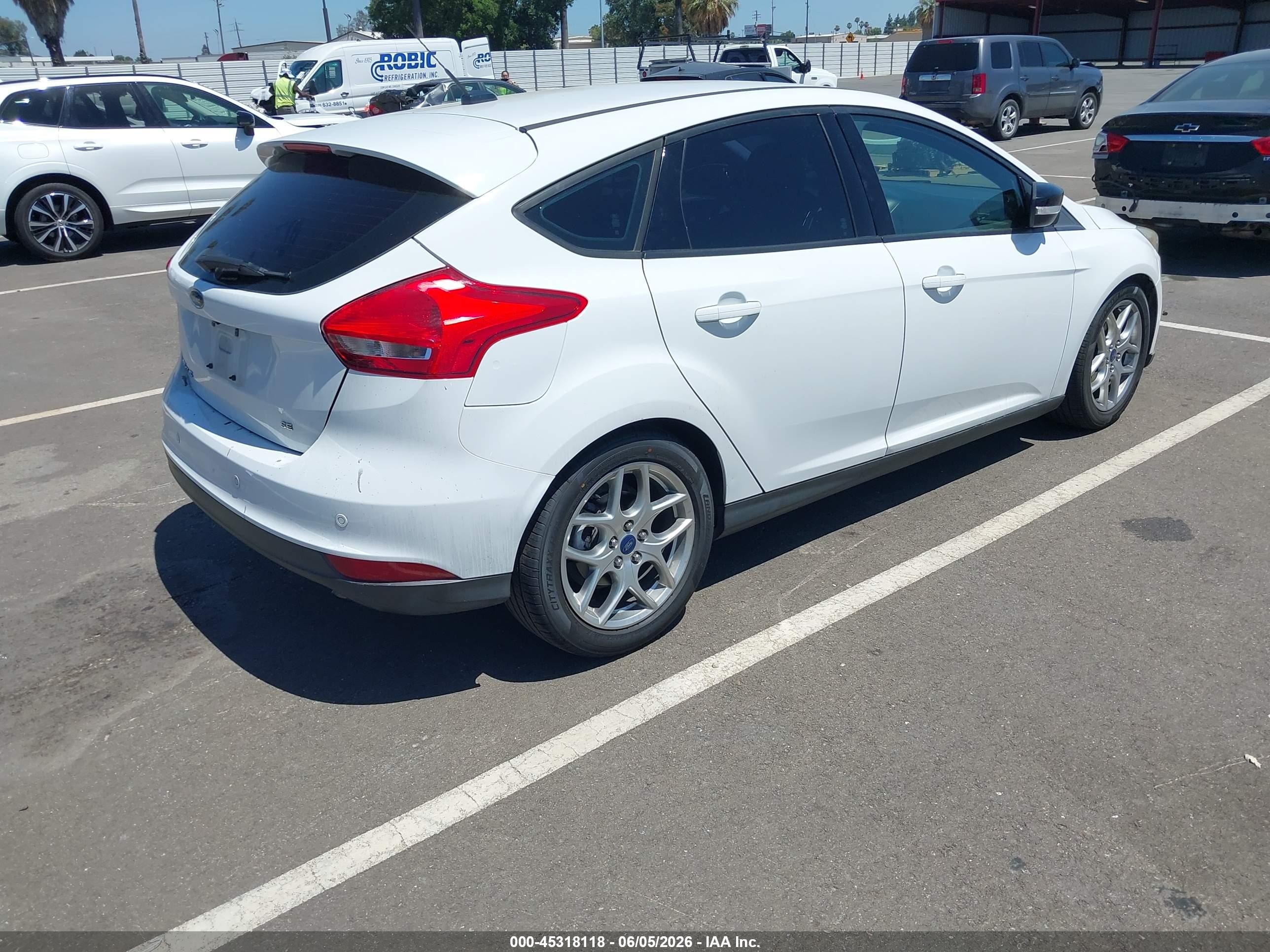 2015 Ford Focus Se White vin: 1FADP3K22FL275525