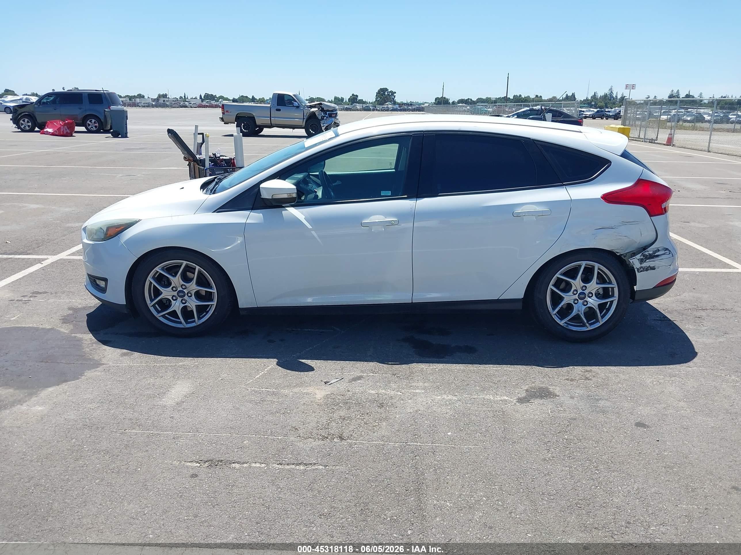 2015 Ford Focus Se White vin: 1FADP3K22FL275525