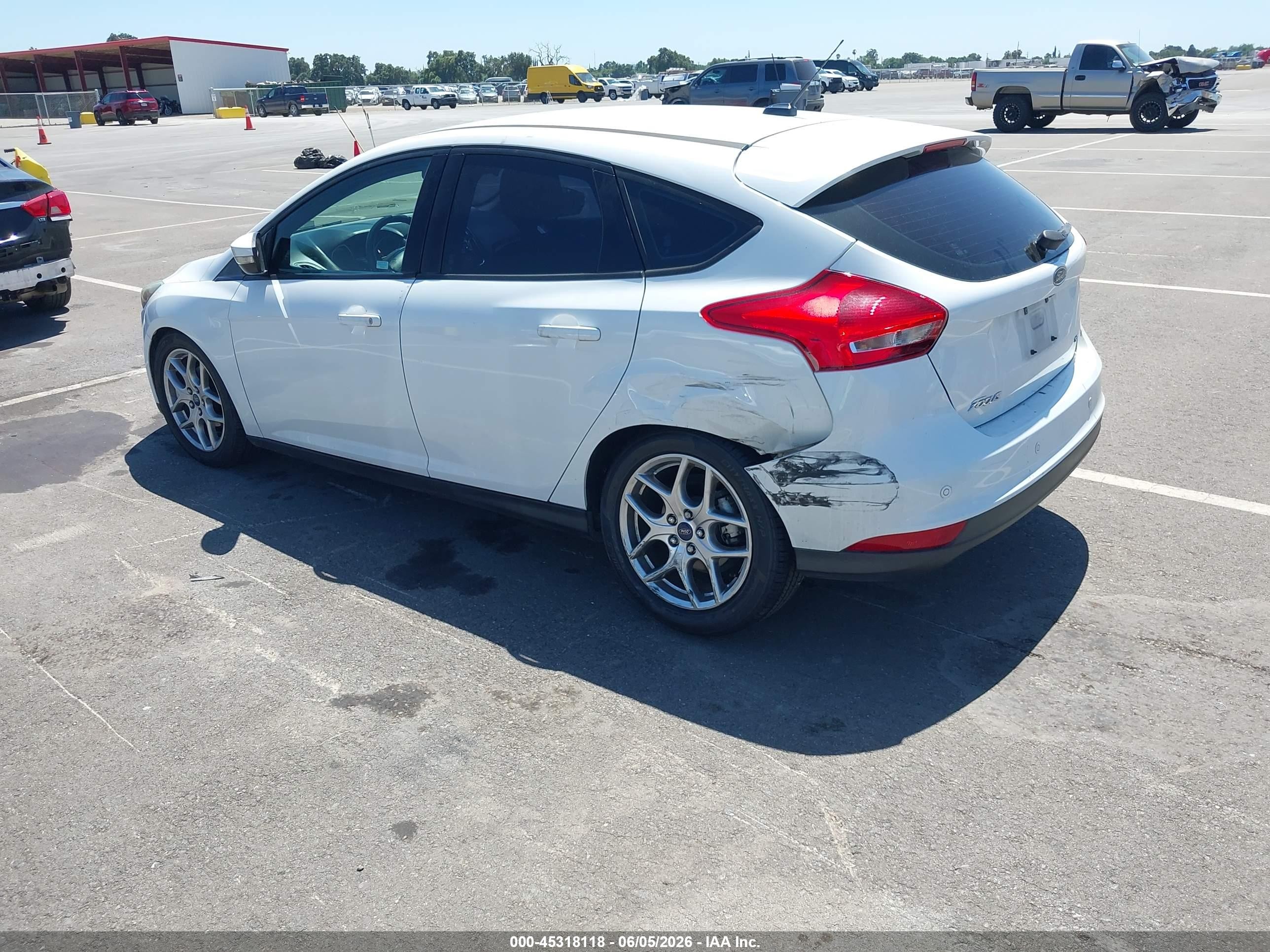 2015 Ford Focus Se White vin: 1FADP3K22FL275525