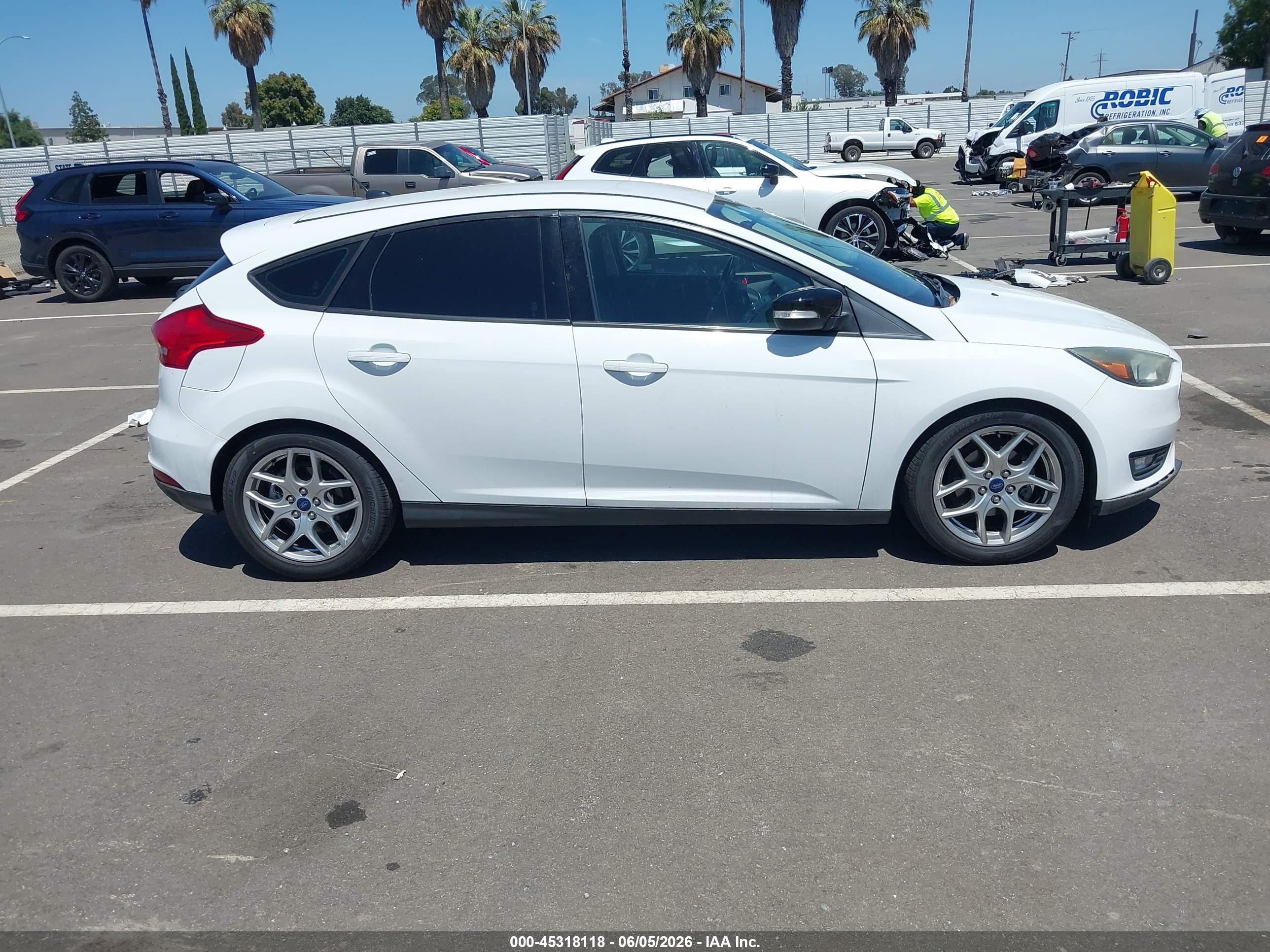 2015 Ford Focus Se White vin: 1FADP3K22FL275525