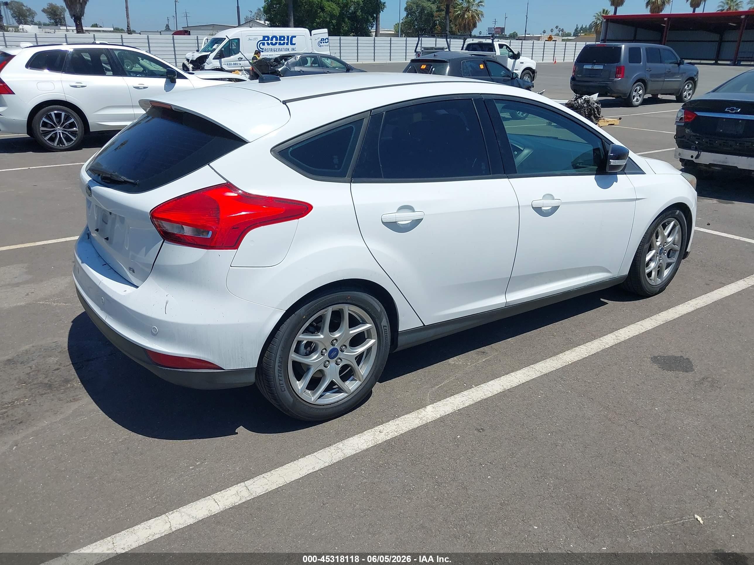 2015 Ford Focus Se White vin: 1FADP3K22FL275525