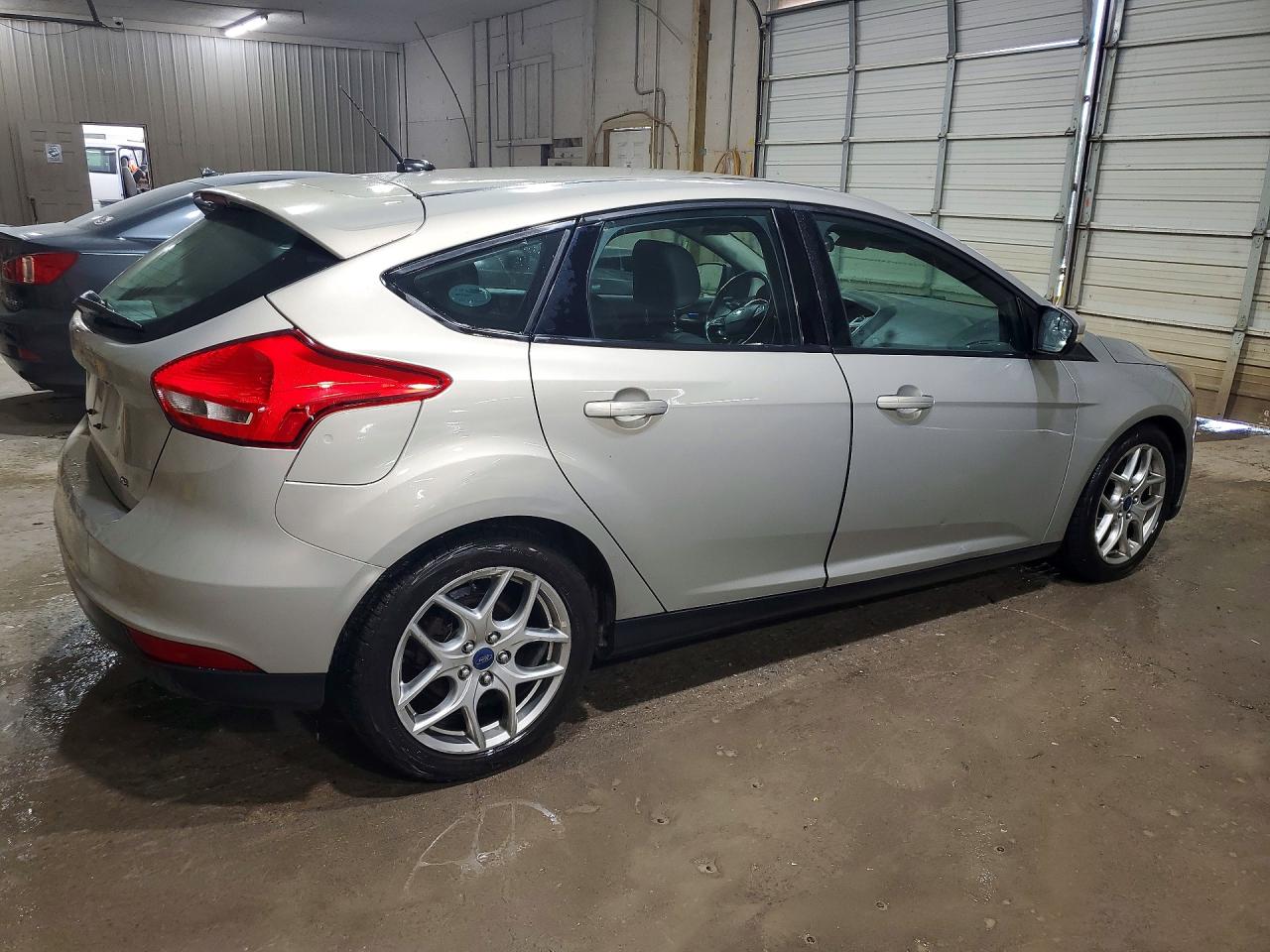 2015 Ford Focus Se Beige vin: 1FADP3K22FL283964