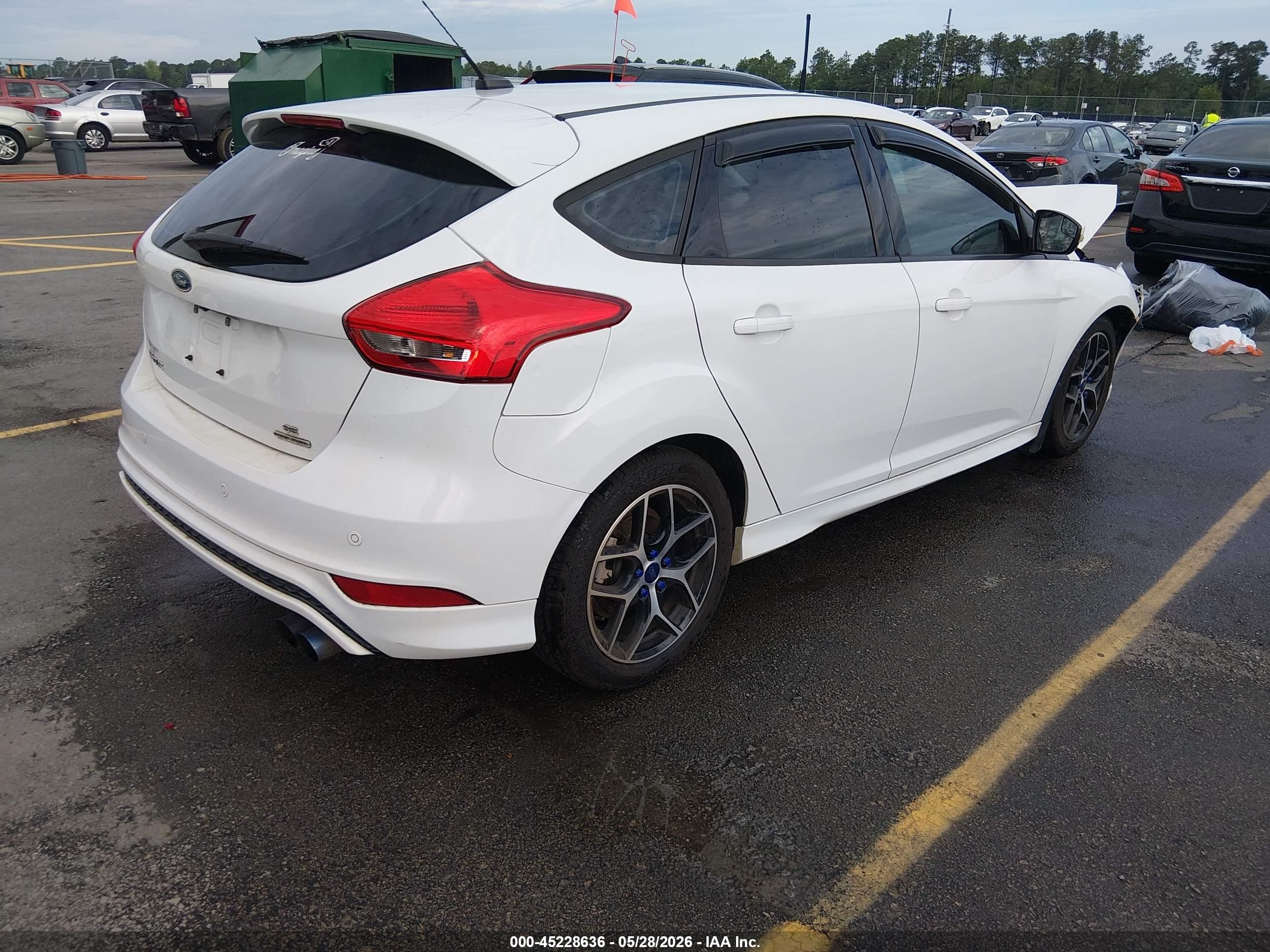 2015 Ford Focus Se White vin: 1FADP3K22FL354046