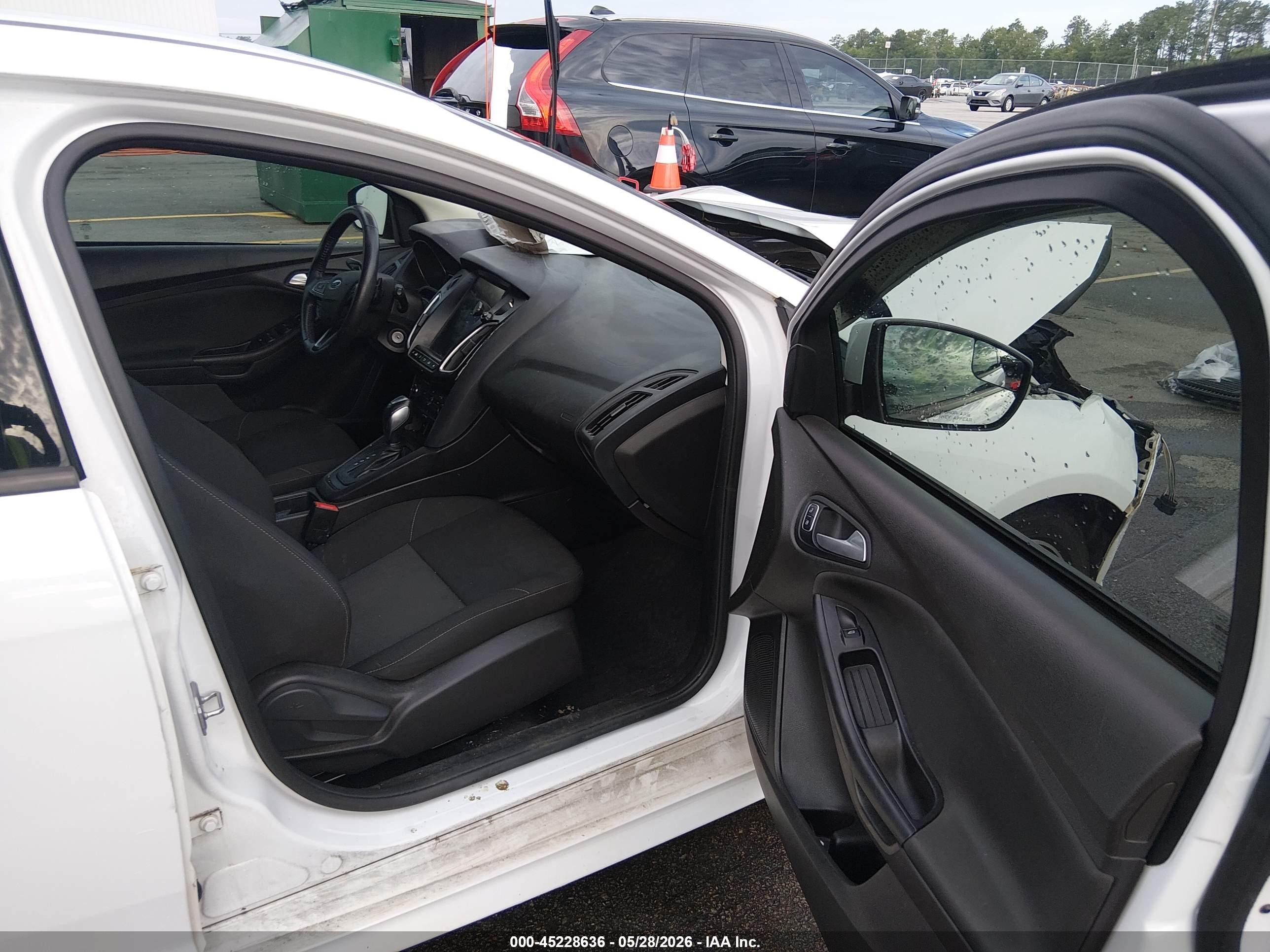 2015 Ford Focus Se White vin: 1FADP3K22FL354046