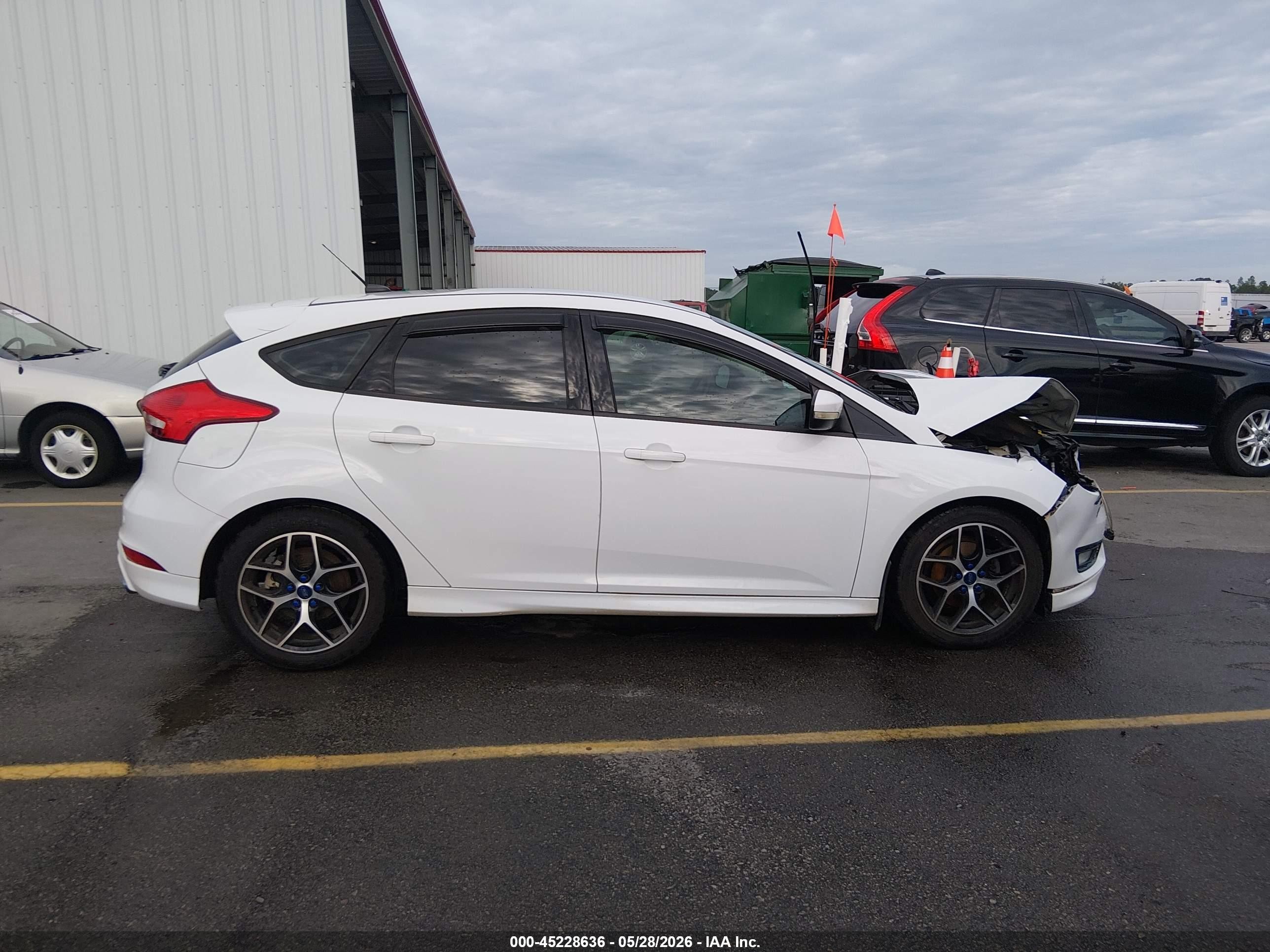 2015 Ford Focus Se White vin: 1FADP3K22FL354046