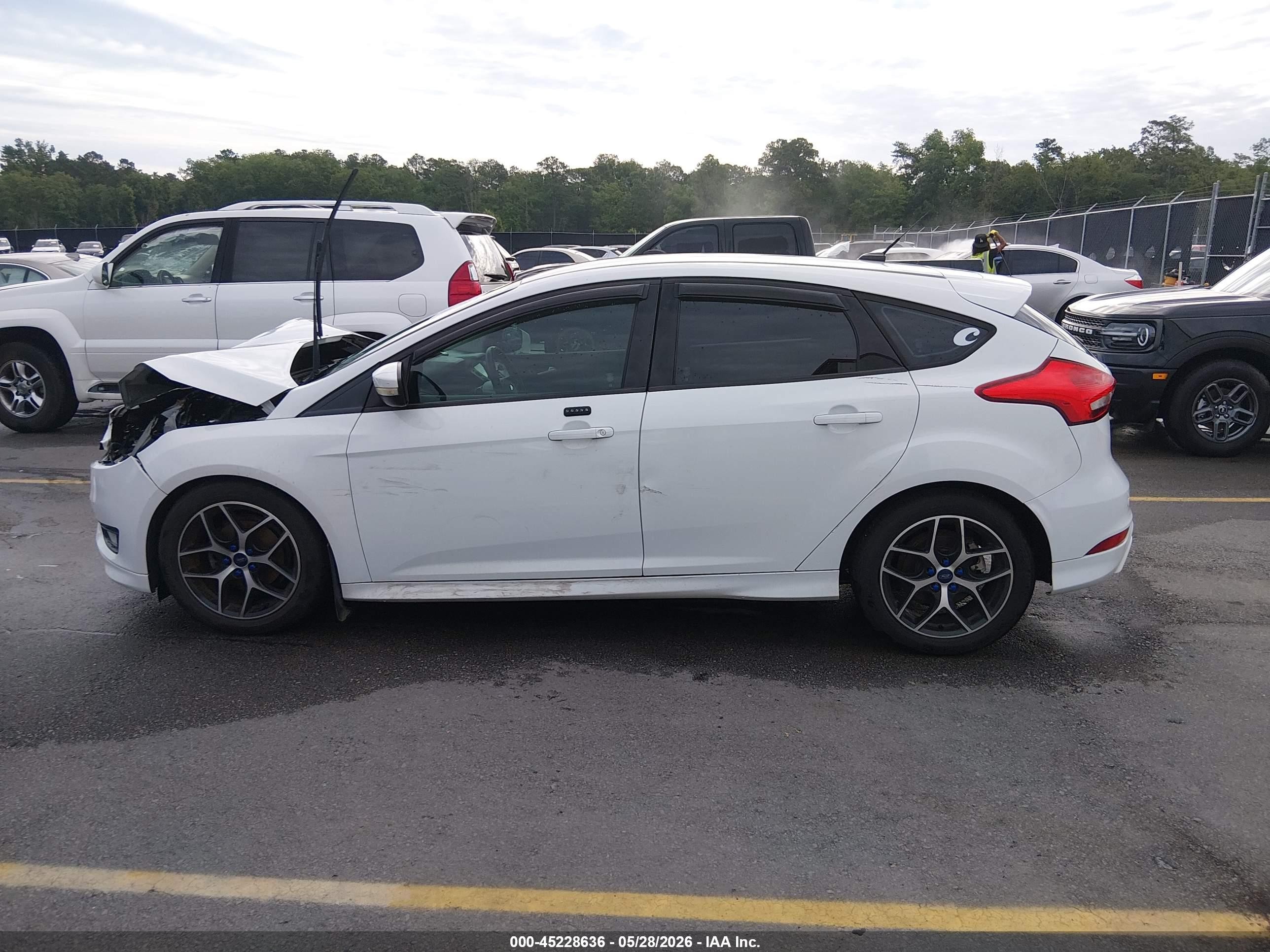 2015 Ford Focus Se White vin: 1FADP3K22FL354046
