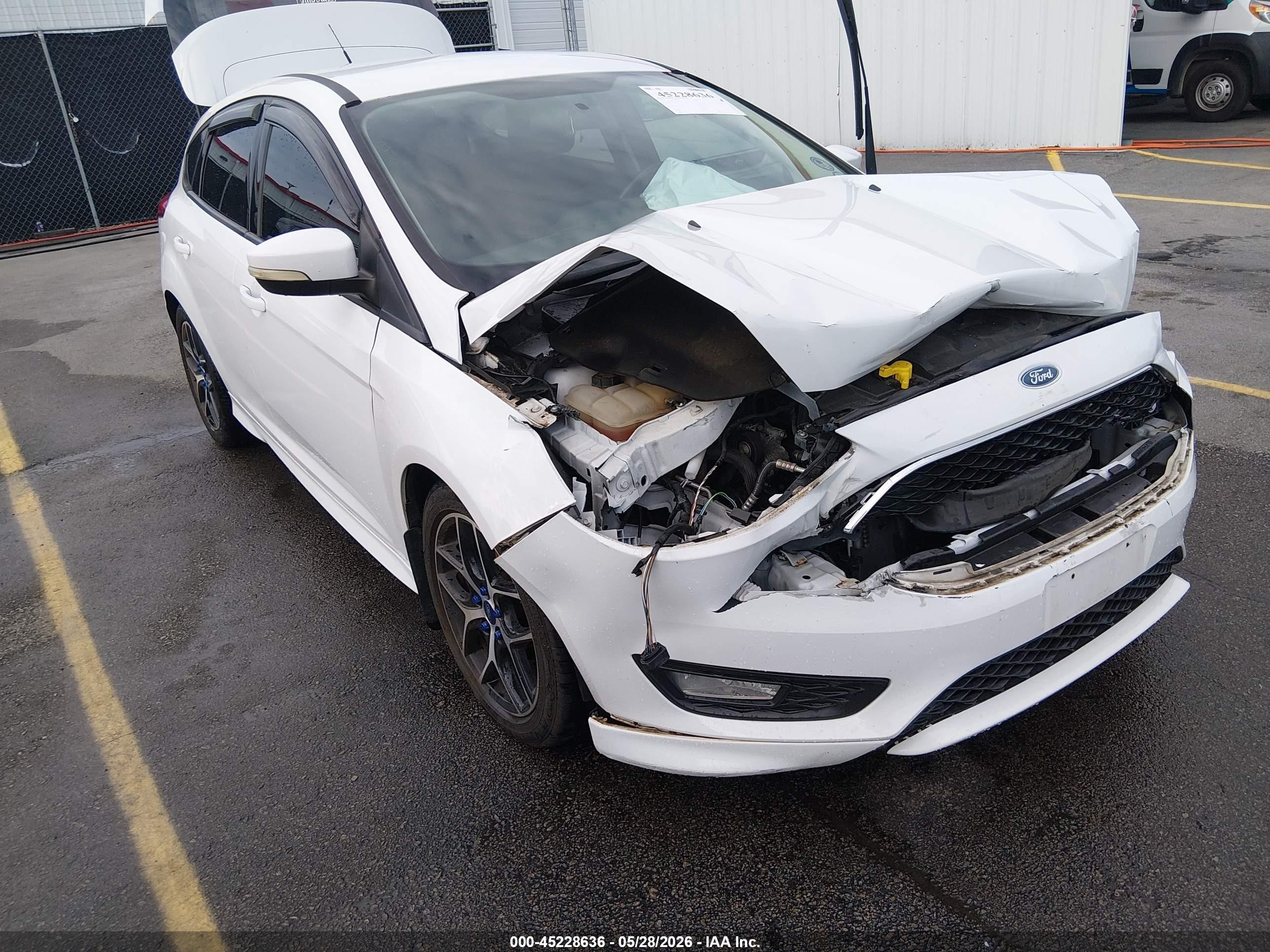 2015 Ford Focus Se White vin: 1FADP3K22FL354046