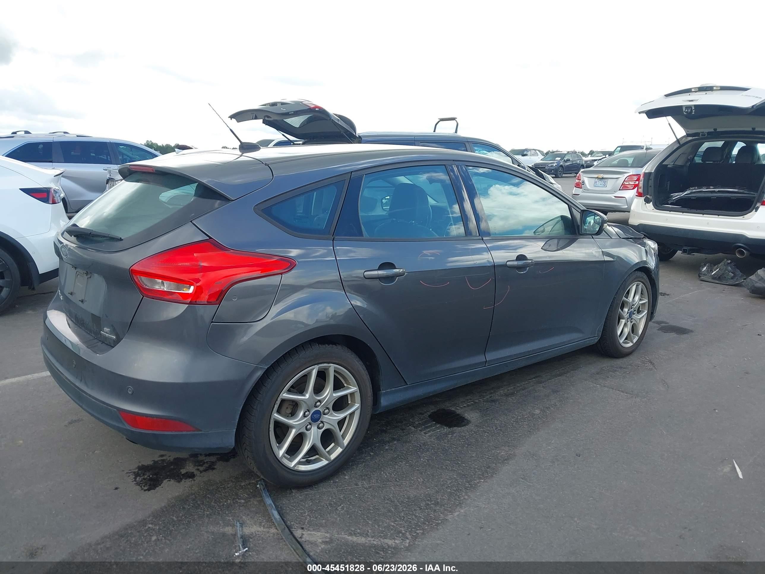 2015 Ford Focus Se Gray vin: 1FADP3K22FL362308