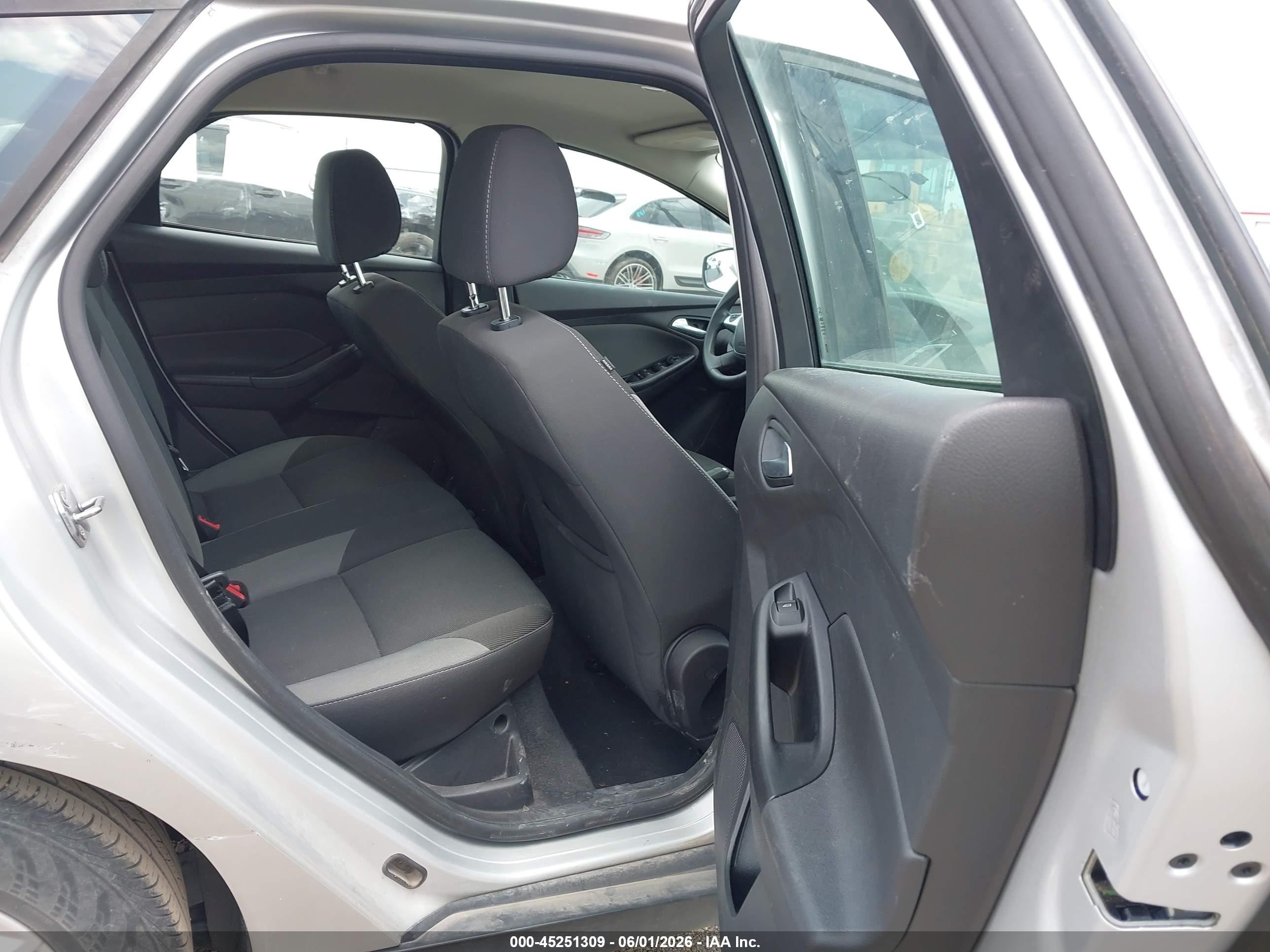 2013 Ford Focus Se Серебряный vin: 1FADP3K23DL189170