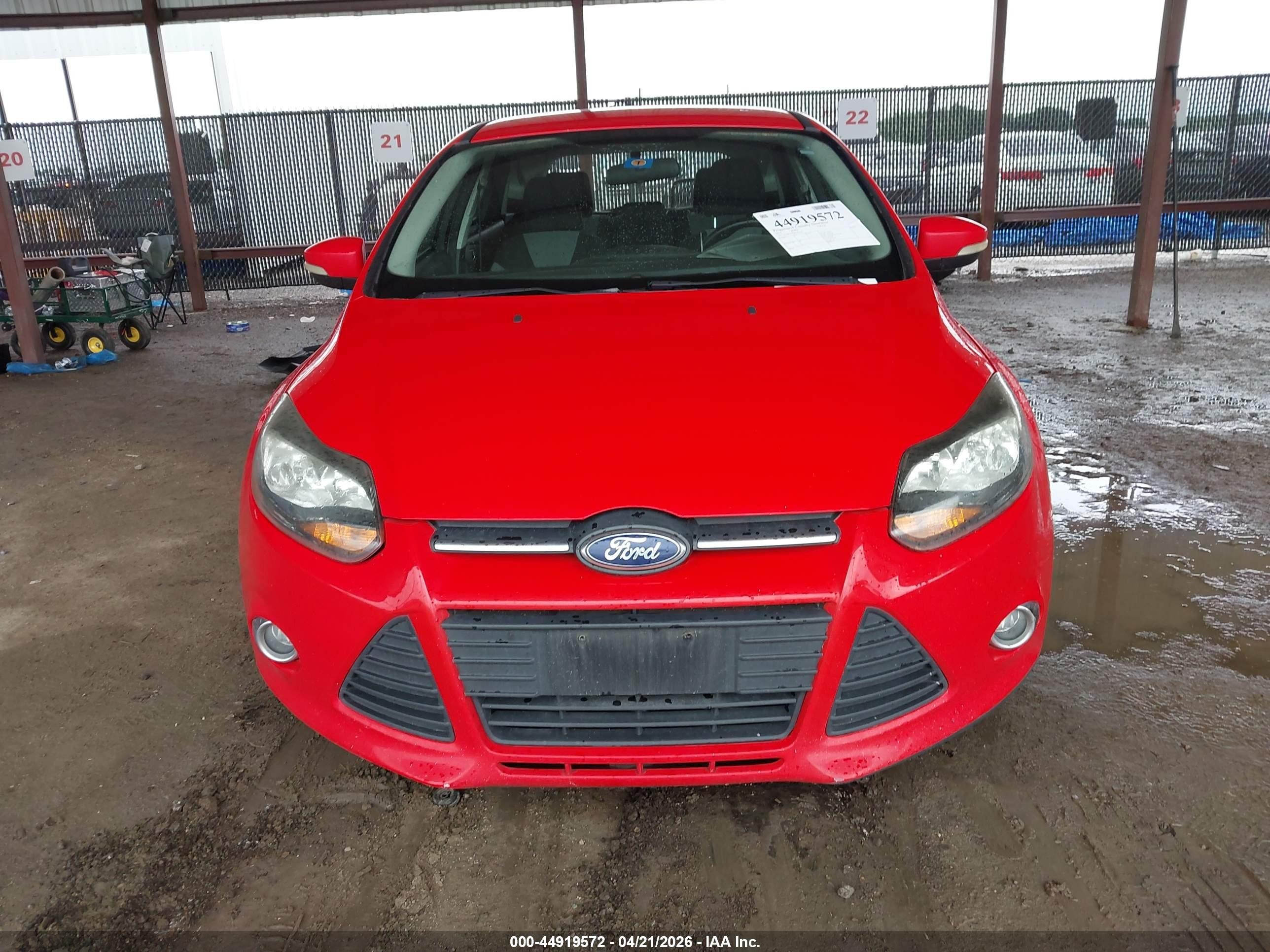 2014 Ford Focus Se Красный vin: 1FADP3K23EL143579