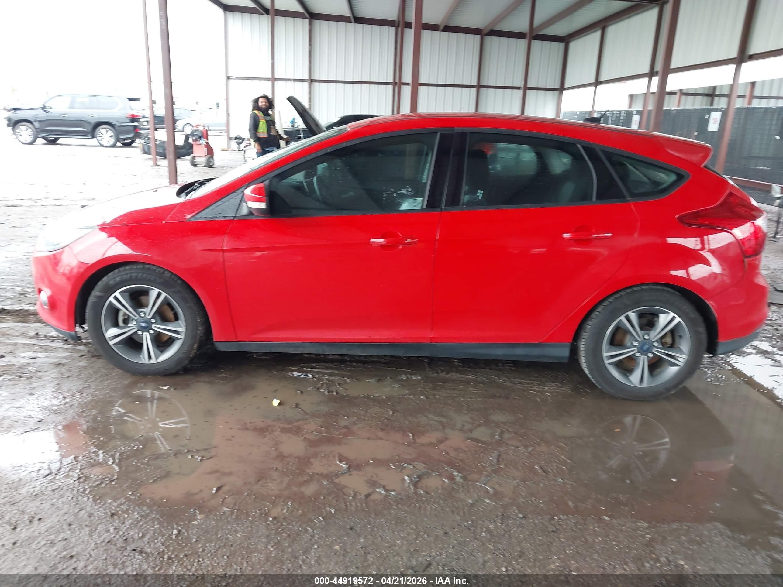 2014 Ford Focus Se Красный vin: 1FADP3K23EL143579