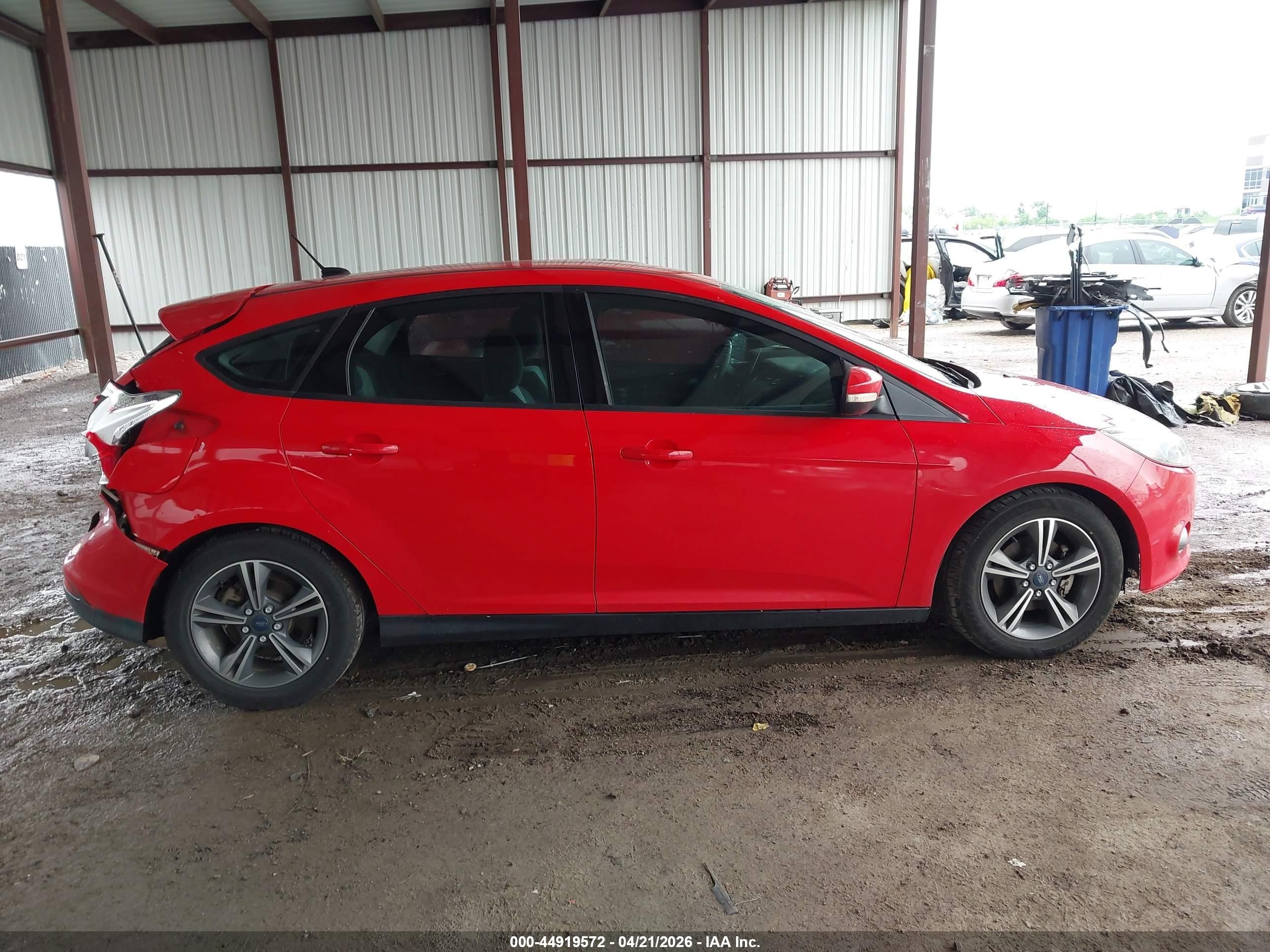 2014 Ford Focus Se Красный vin: 1FADP3K23EL143579