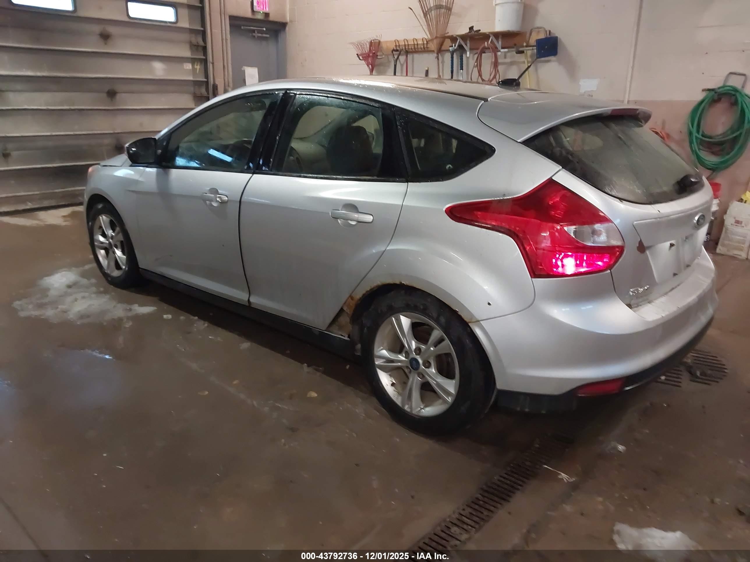 2014 Ford Focus Se Silver vin: 1FADP3K23EL230026