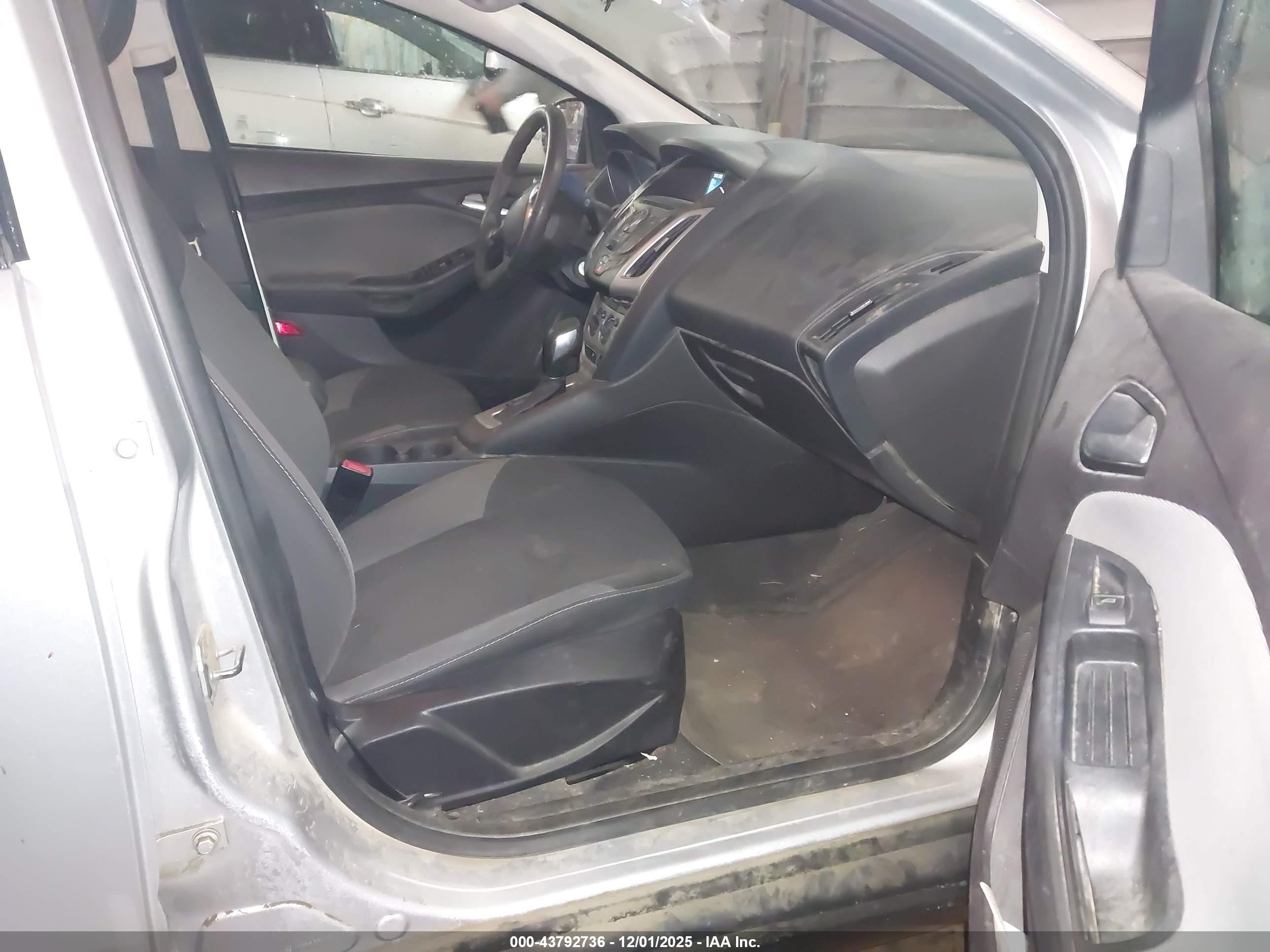 2014 Ford Focus Se Silver vin: 1FADP3K23EL230026