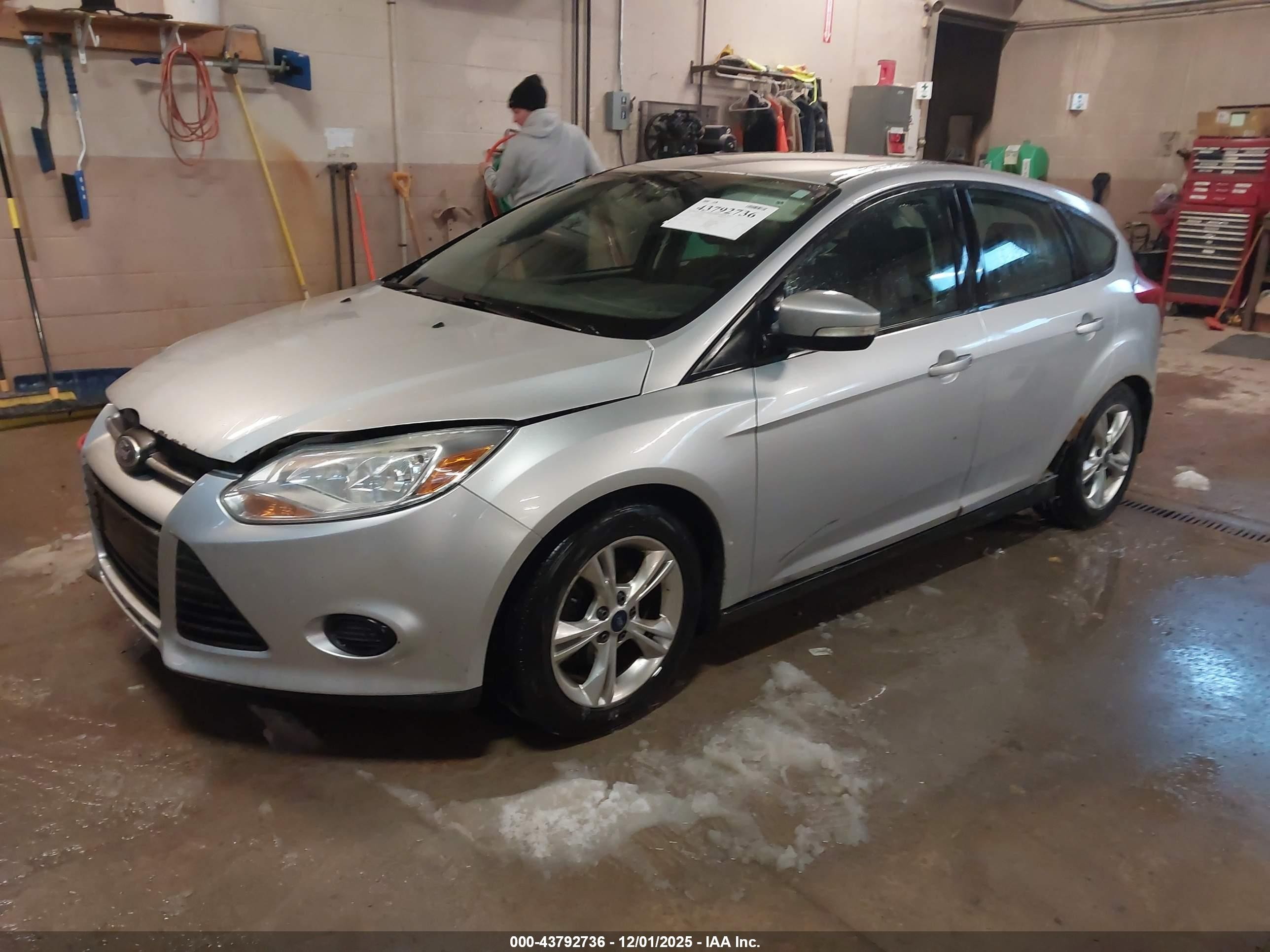 2014 Ford Focus Se Silver vin: 1FADP3K23EL230026