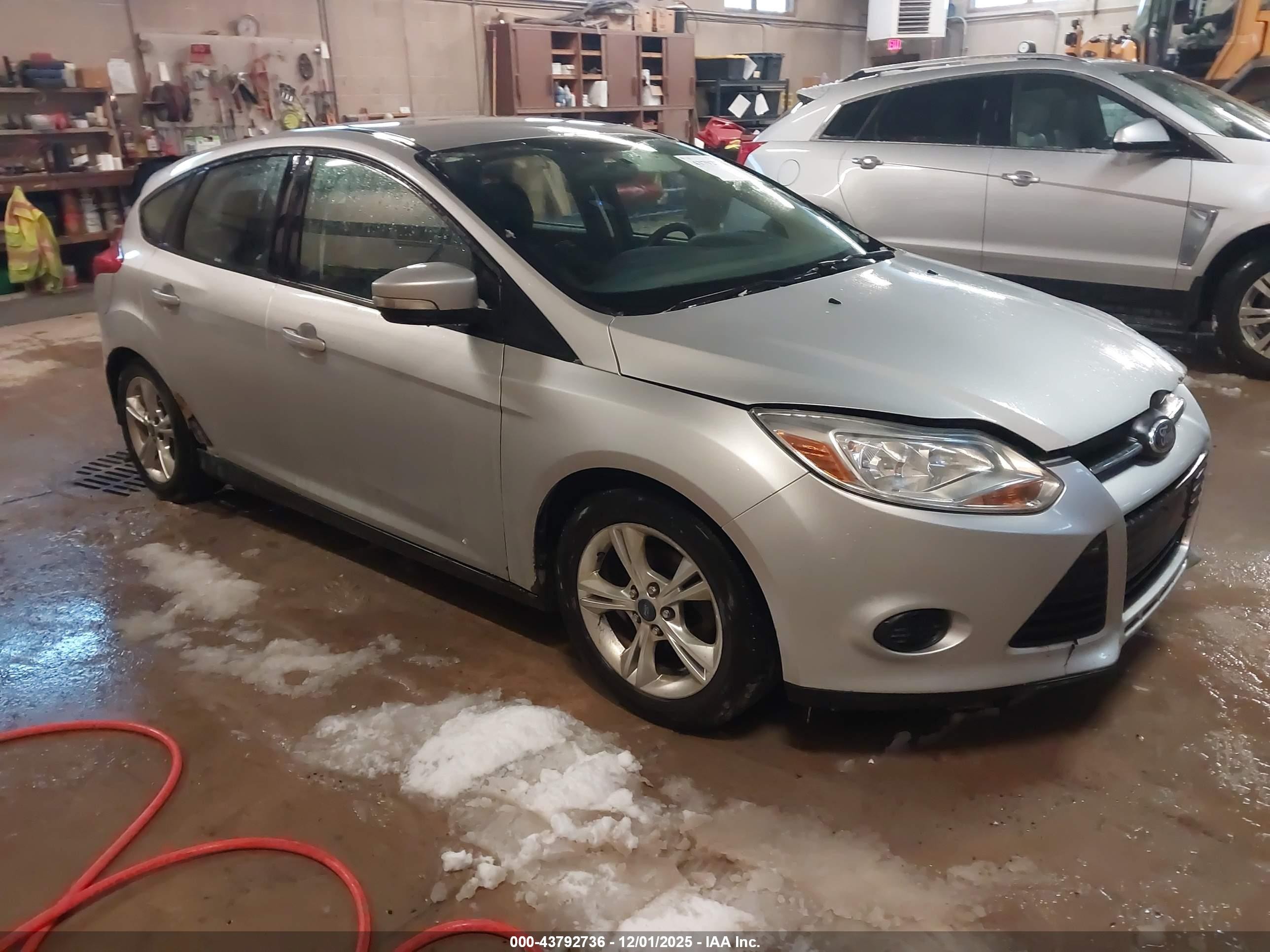 2014 Ford Focus Se Silver vin: 1FADP3K23EL230026