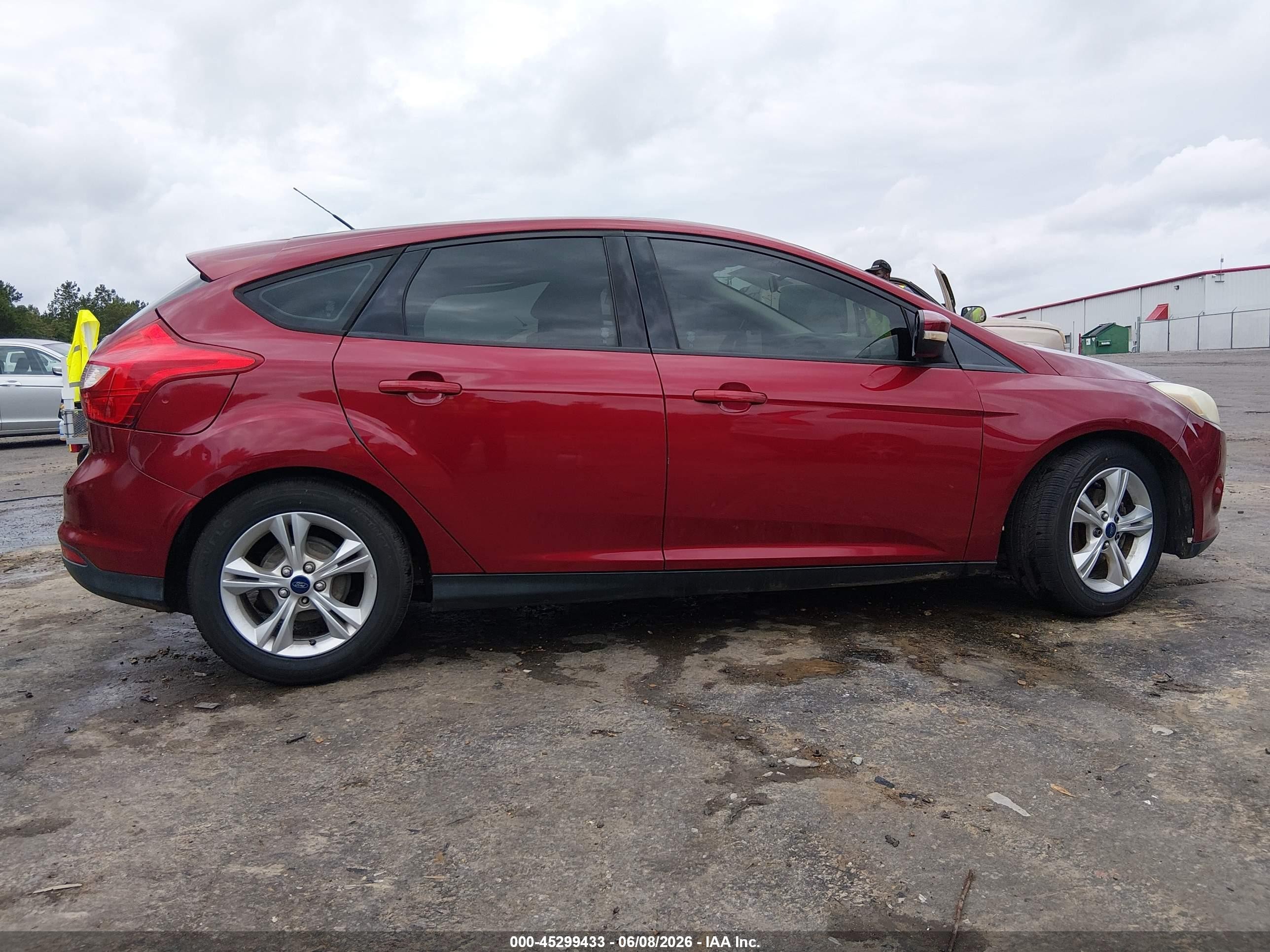2014 Ford Focus Se Red vin: 1FADP3K23EL318414