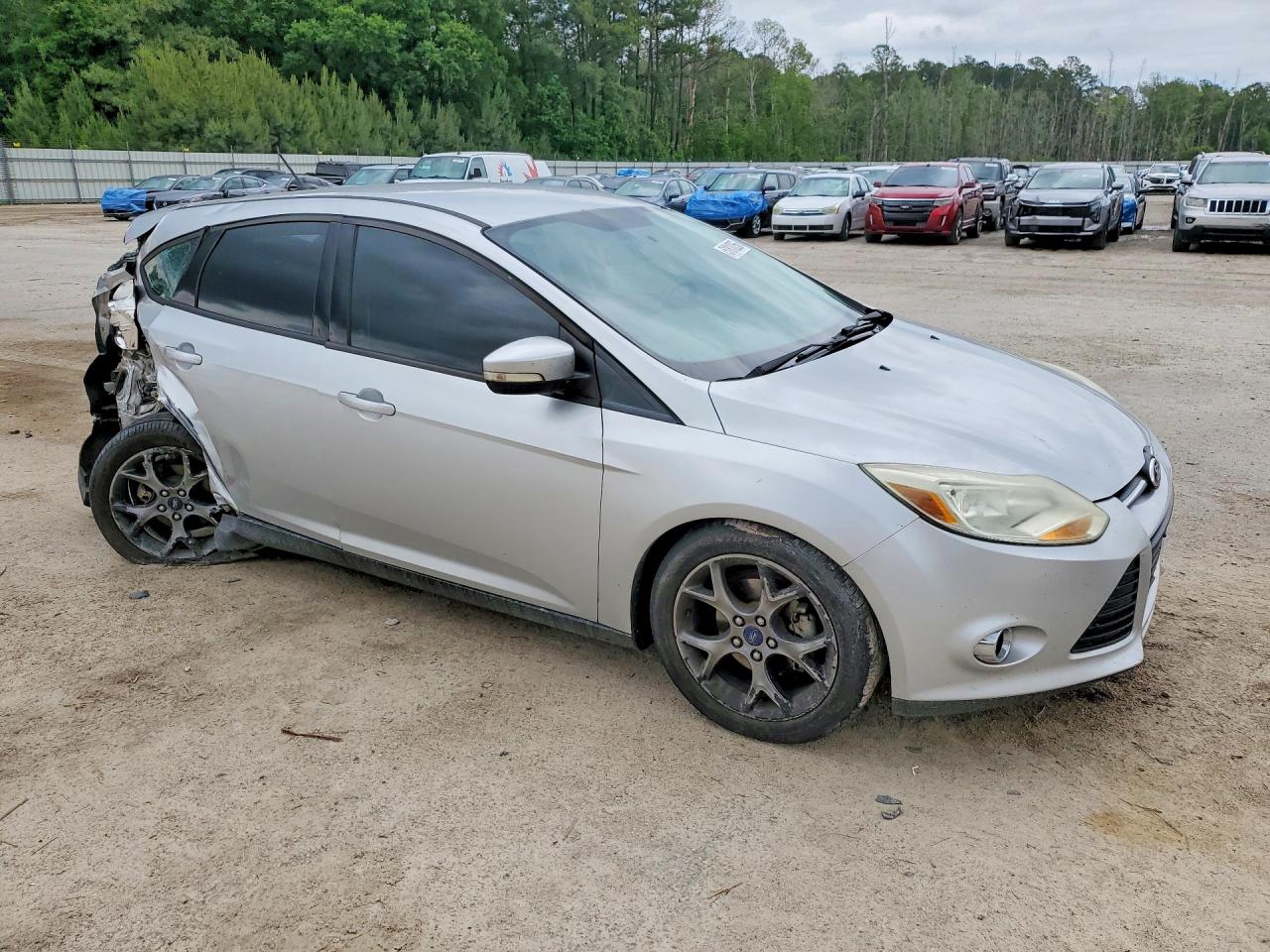 2014 Ford Focus Серебряный vin: 1FADP3K23EL455305