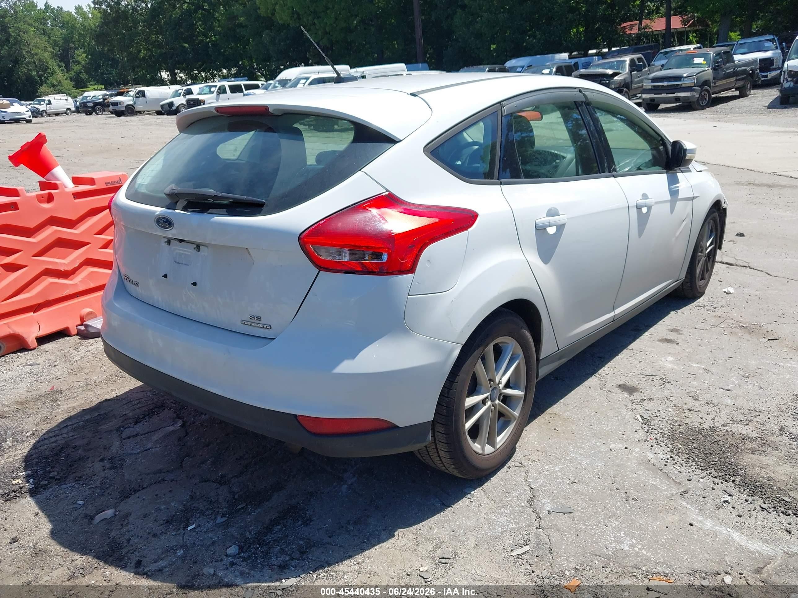 2015 Ford Focus Se White vin: 1FADP3K23FL223434