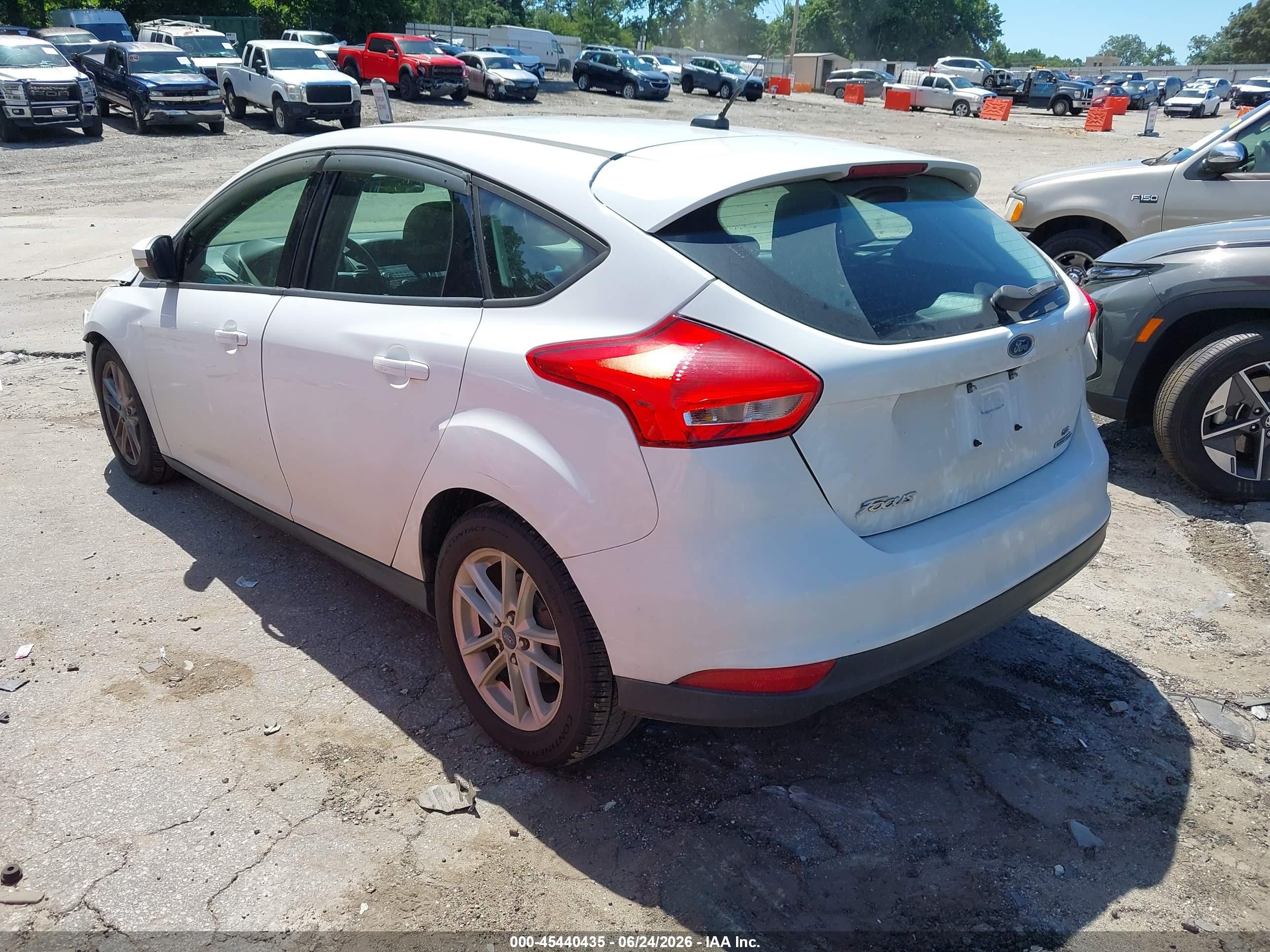 2015 Ford Focus Se White vin: 1FADP3K23FL223434