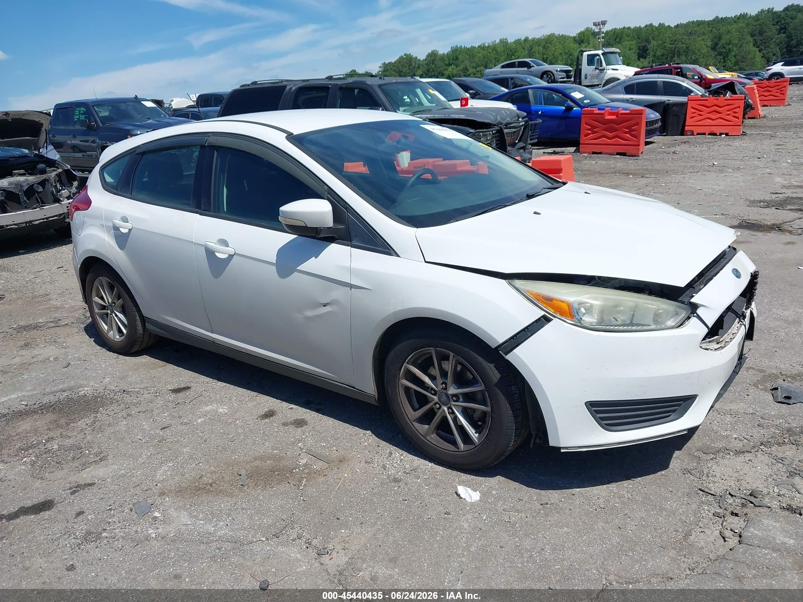 2015 Ford Focus Se White vin: 1FADP3K23FL223434