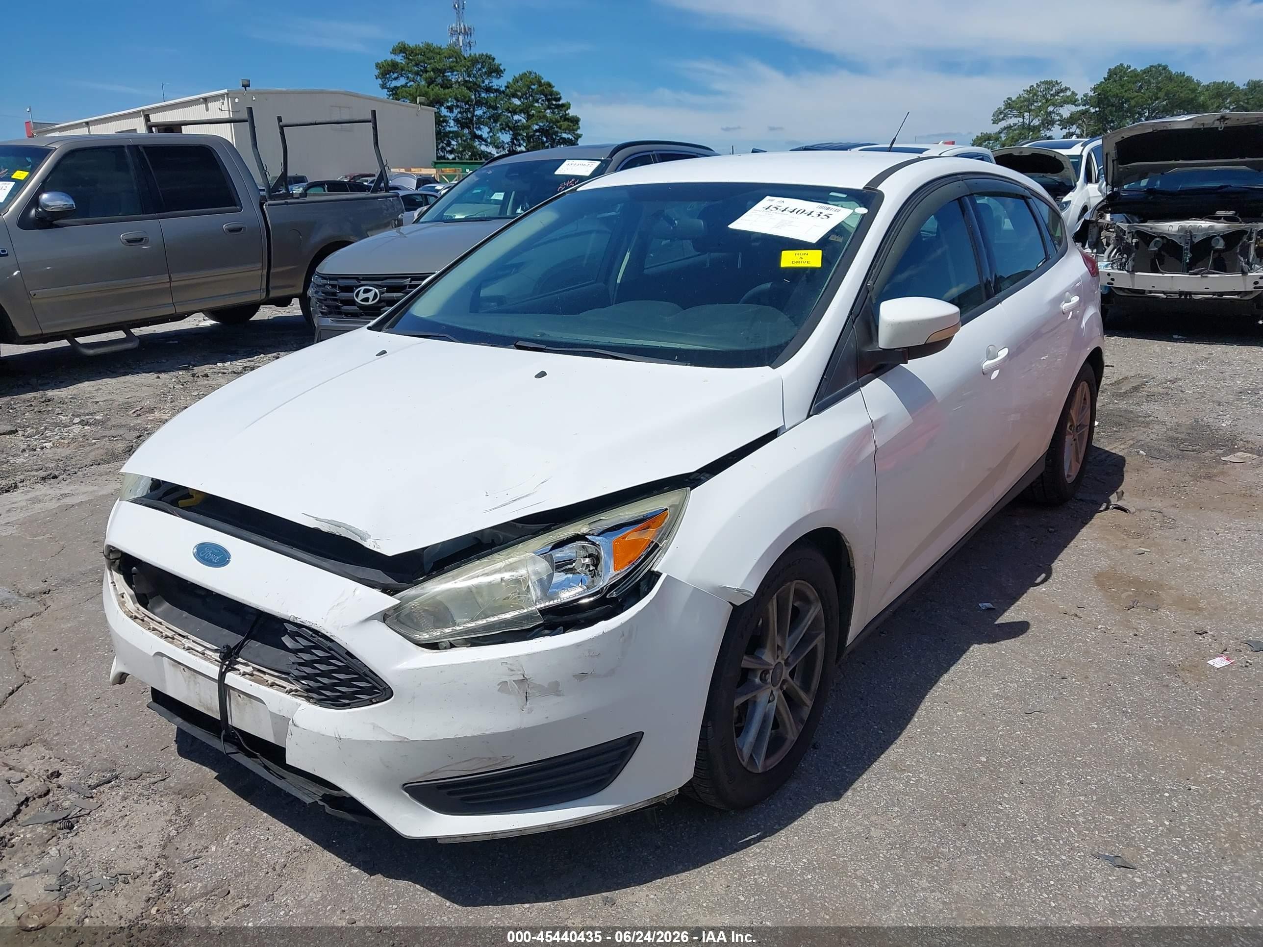 2015 Ford Focus Se White vin: 1FADP3K23FL223434