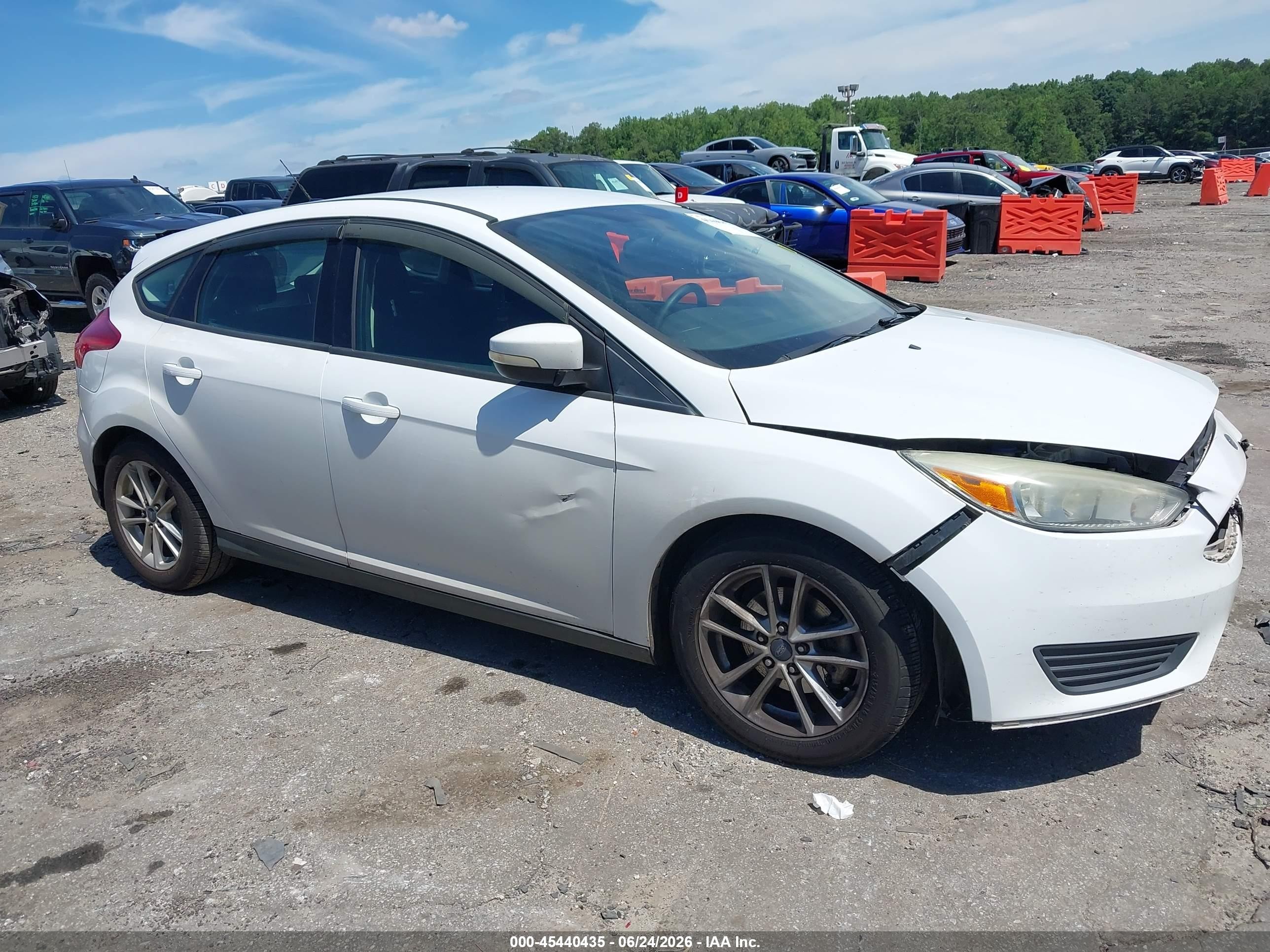 2015 Ford Focus Se White vin: 1FADP3K23FL223434
