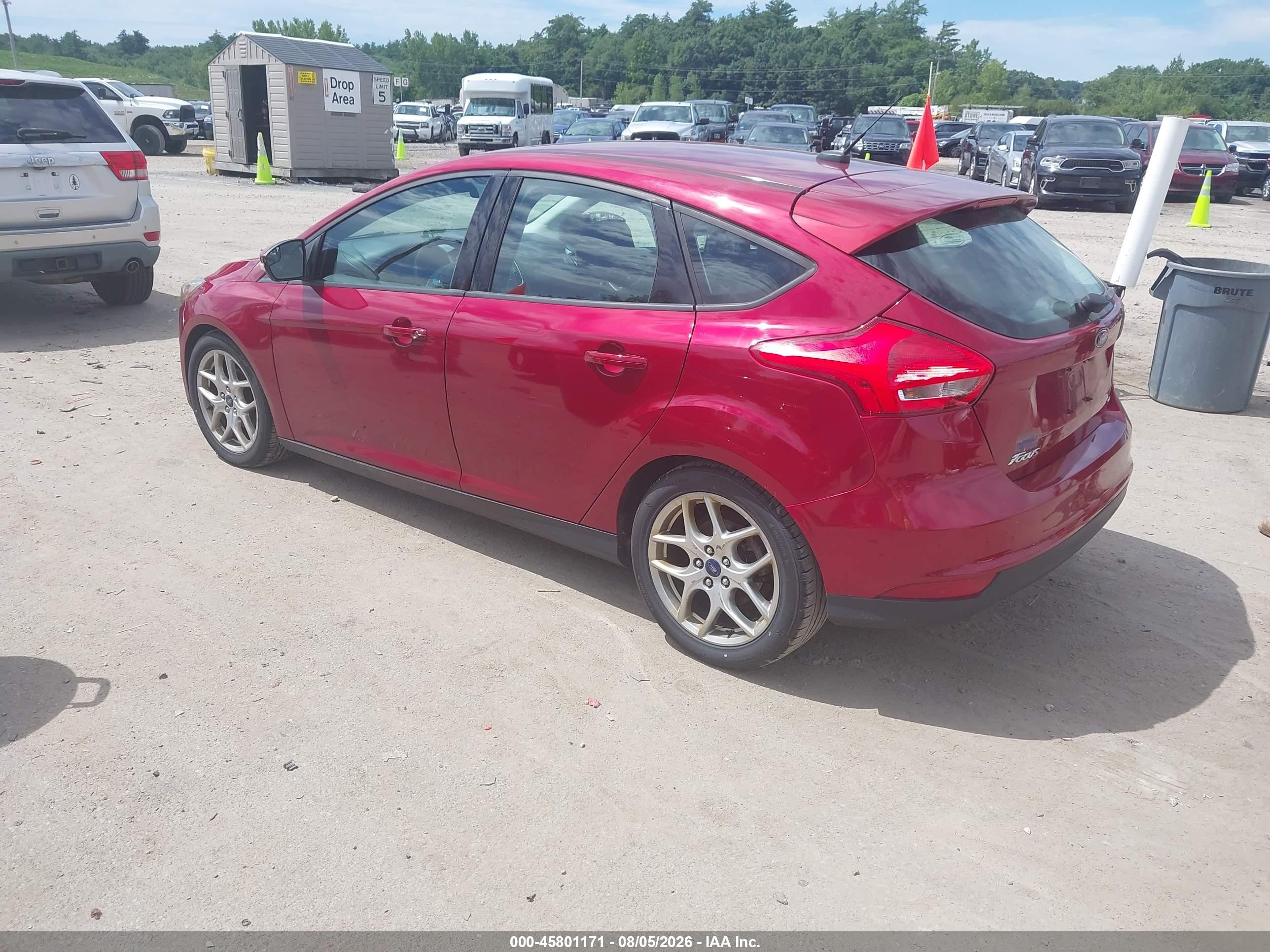 2015 Ford Focus Se Красный vin: 1FADP3K23FL245207