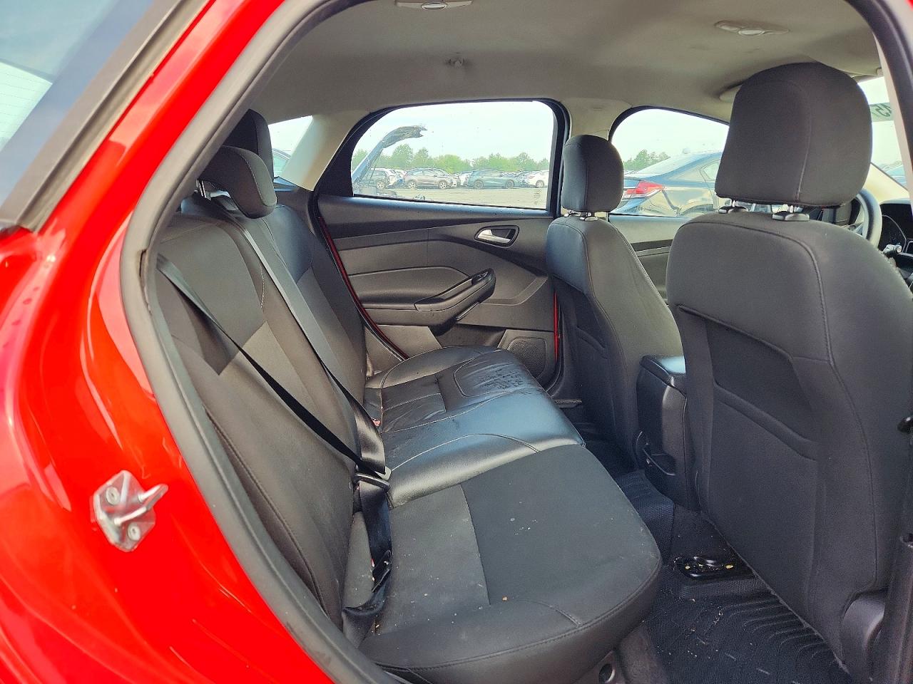 2015 Ford Focus Se Red vin: 1FADP3K23FL315515