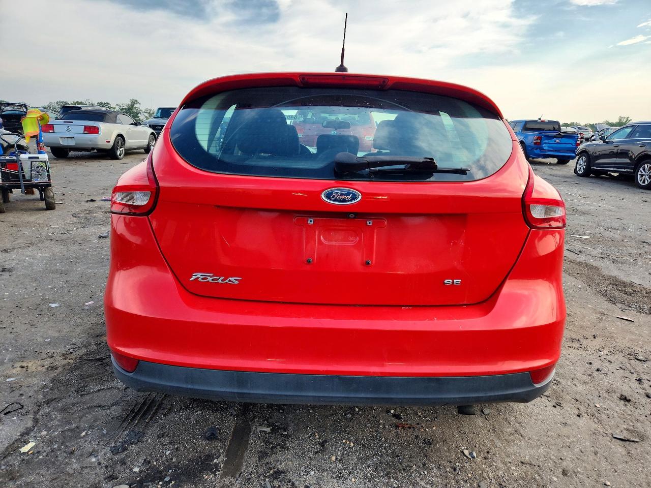 2015 Ford Focus Se Red vin: 1FADP3K23FL315515