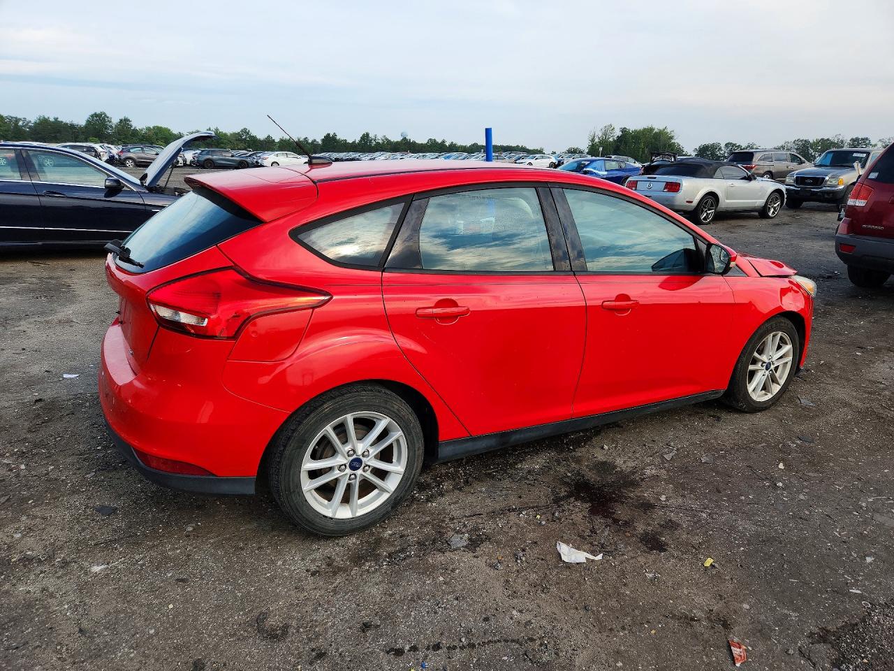2015 Ford Focus Se Red vin: 1FADP3K23FL315515