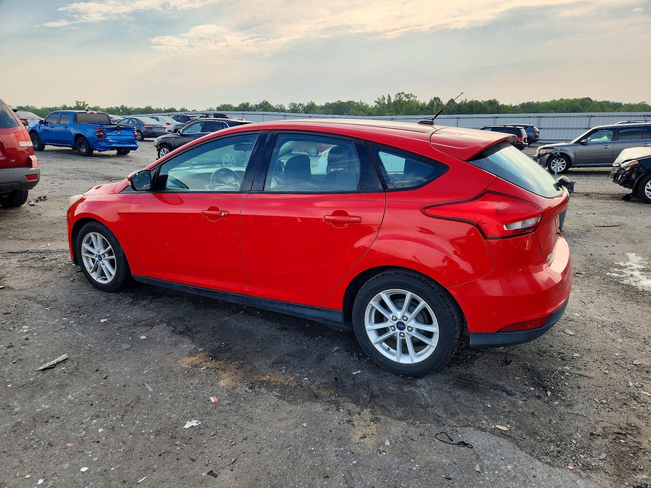 2015 Ford Focus Se Red vin: 1FADP3K23FL315515