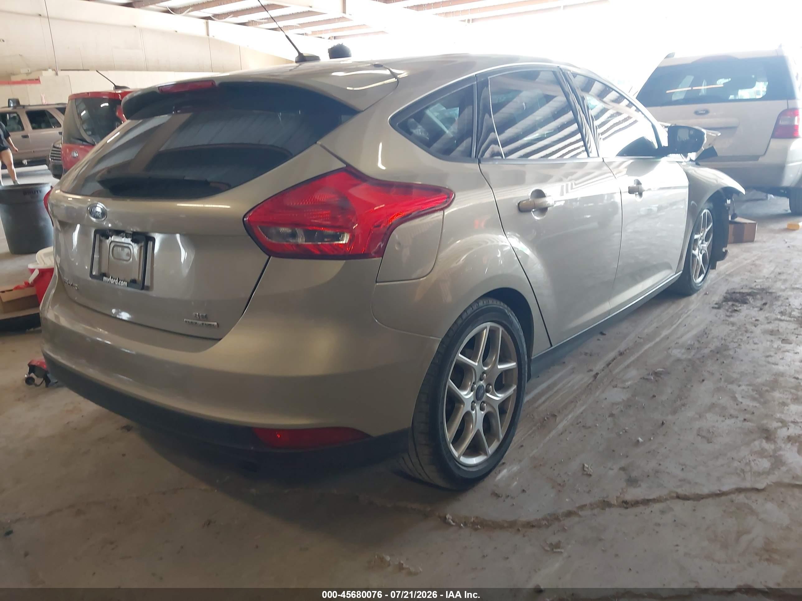 2015 Ford Focus Se Silver vin: 1FADP3K23FL386620