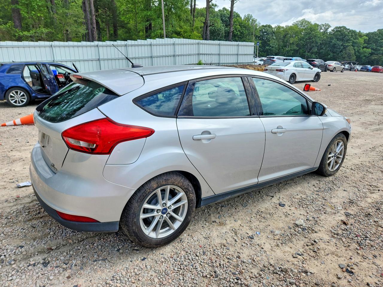 2016 Ford Focus Se Silver vin: 1FADP3K23GL242325
