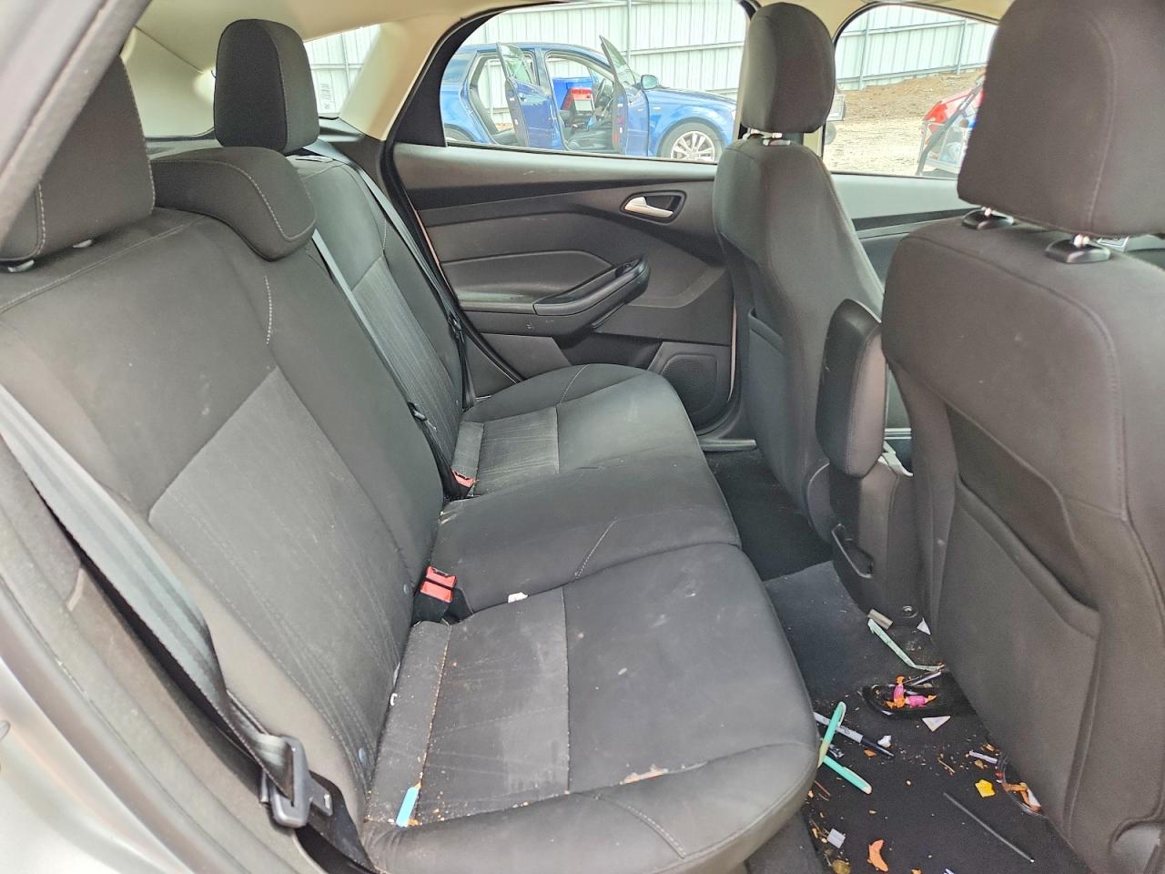 2016 Ford Focus Se Silver vin: 1FADP3K23GL242325