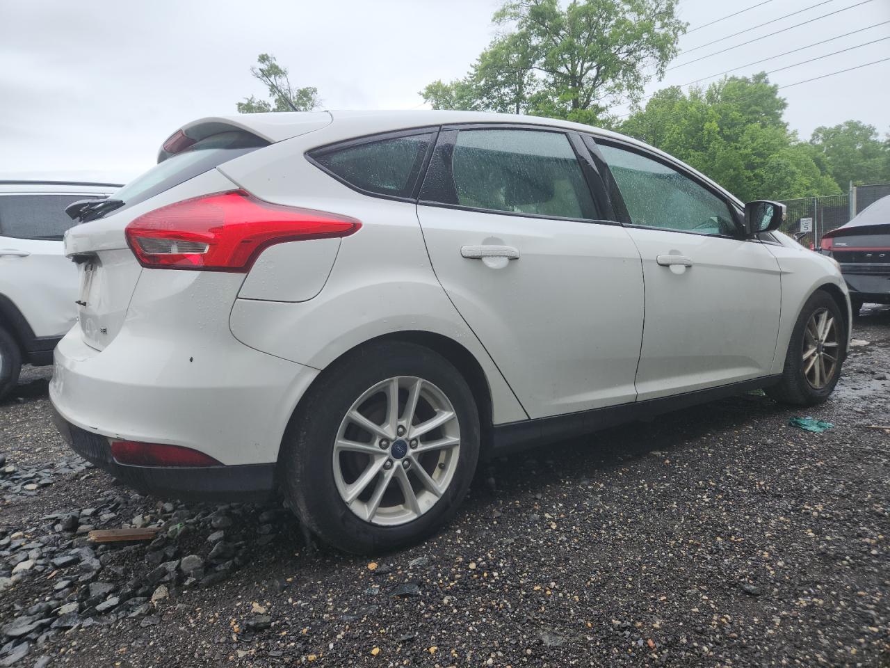 2016 Ford Focus Se White vin: 1FADP3K23GL339041 Damage: Right Qtr Panel, Dent(S) W/No Paint Dmg, < 1/8 Inch