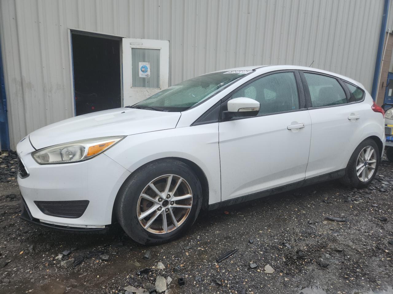 2016 Ford Focus Se White vin: 1FADP3K23GL339041 Damage: Left Front Fender, Dent(S) W/No Paint Dmg, 1/2 To 1 Inch