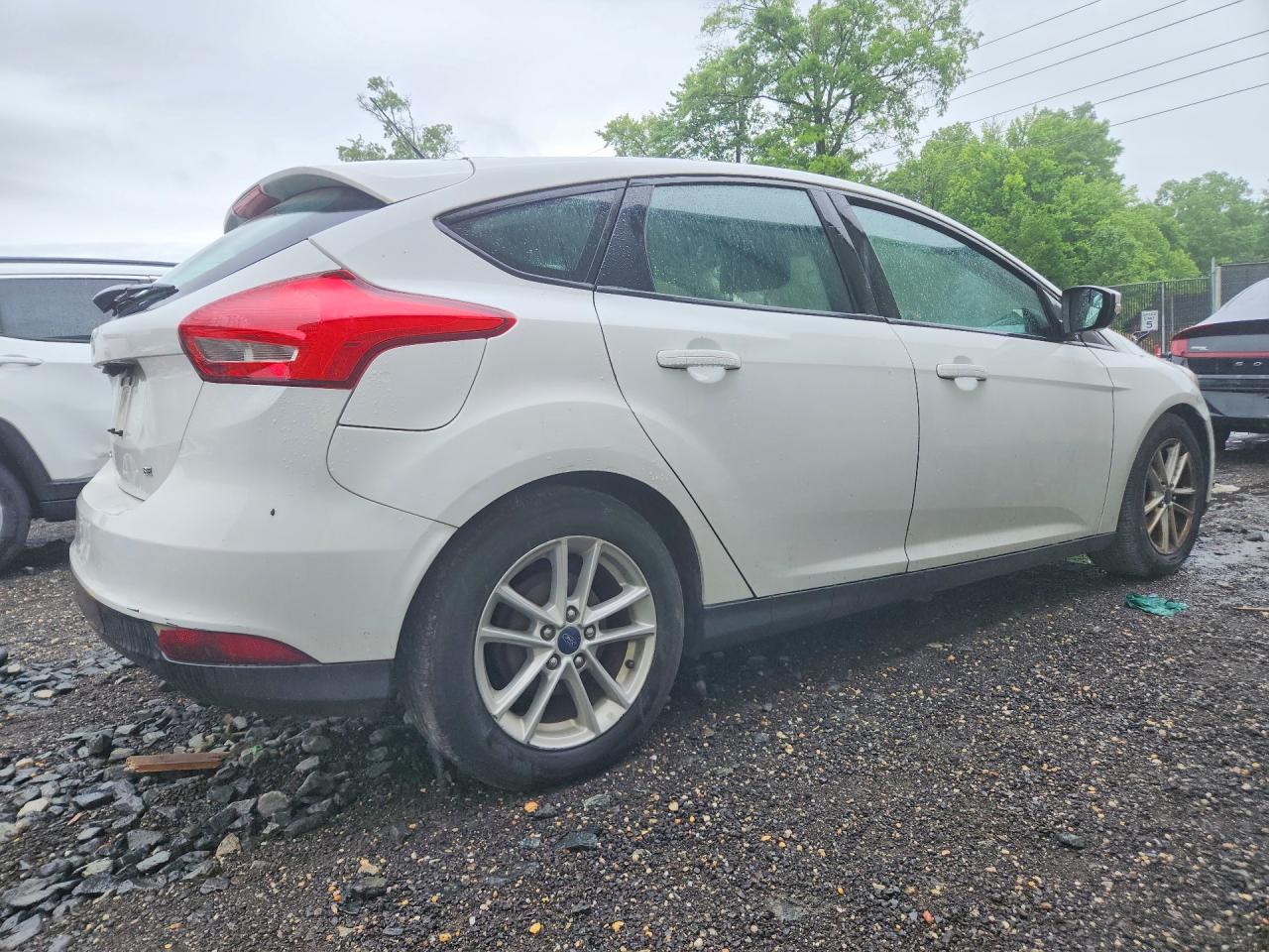 2016 Ford Focus Se White vin: 1FADP3K23GL339041
