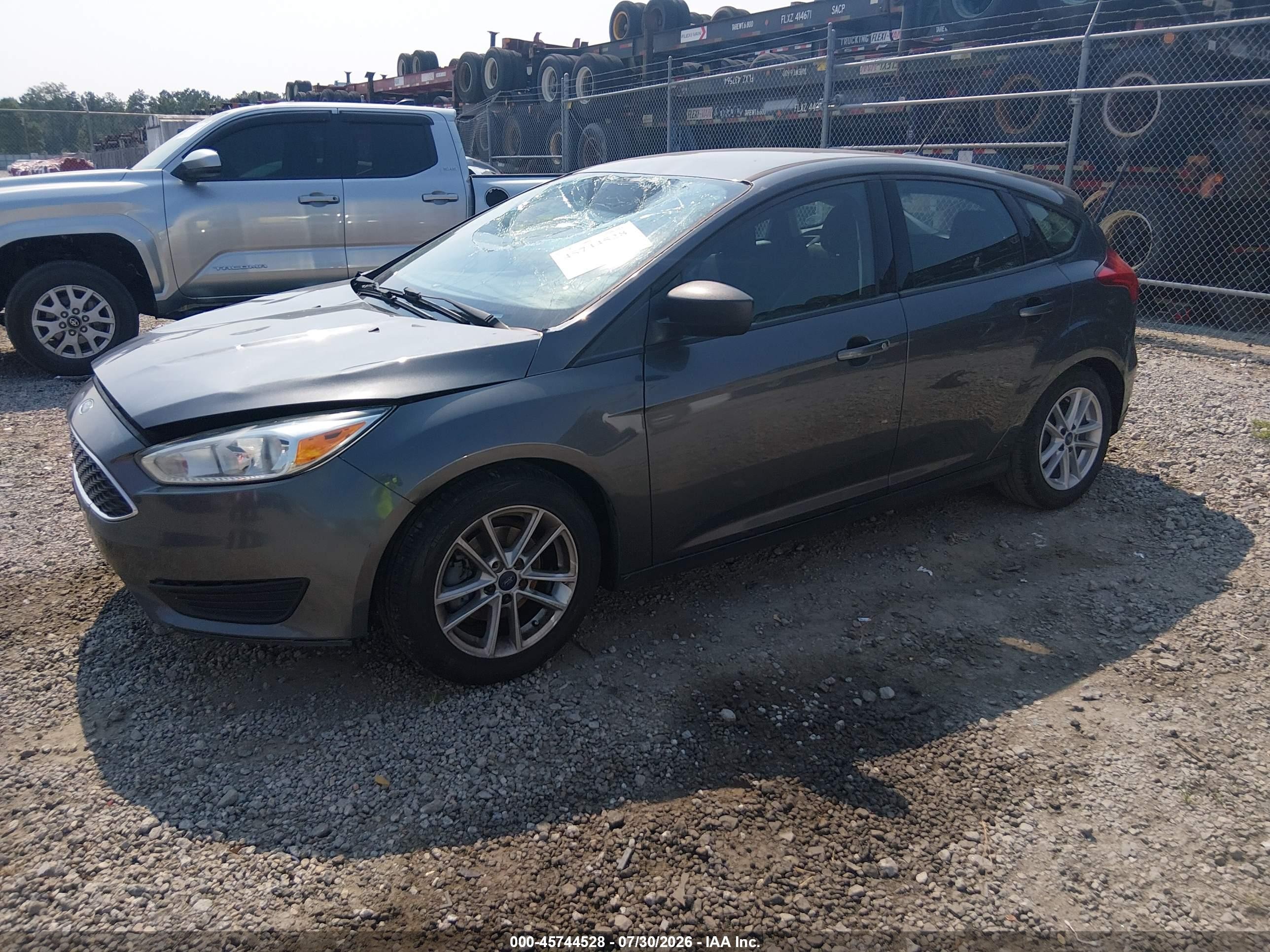2018 Ford Focus Se Gray vin: 1FADP3K23JL212393