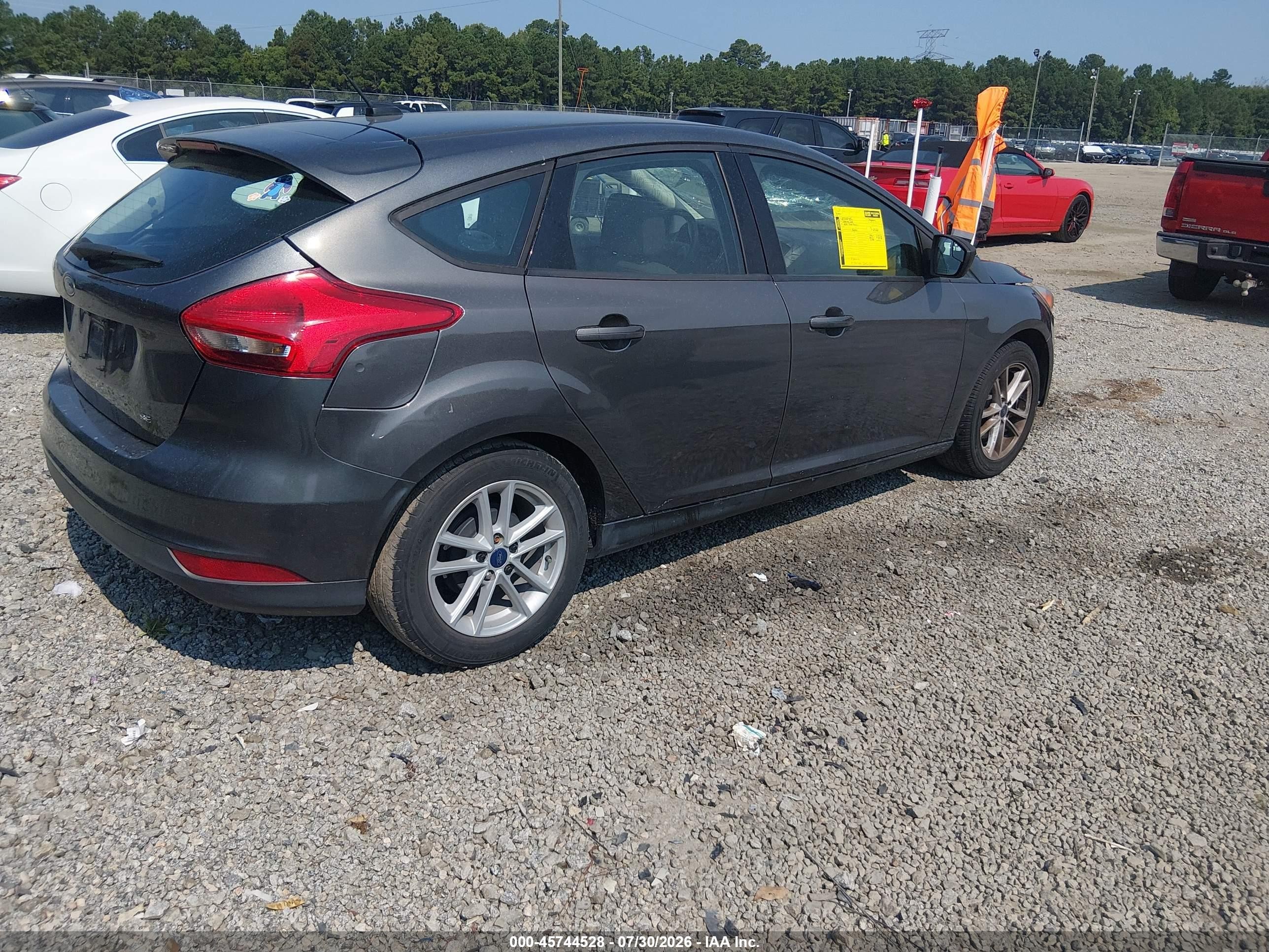 2018 Ford Focus Se Gray vin: 1FADP3K23JL212393