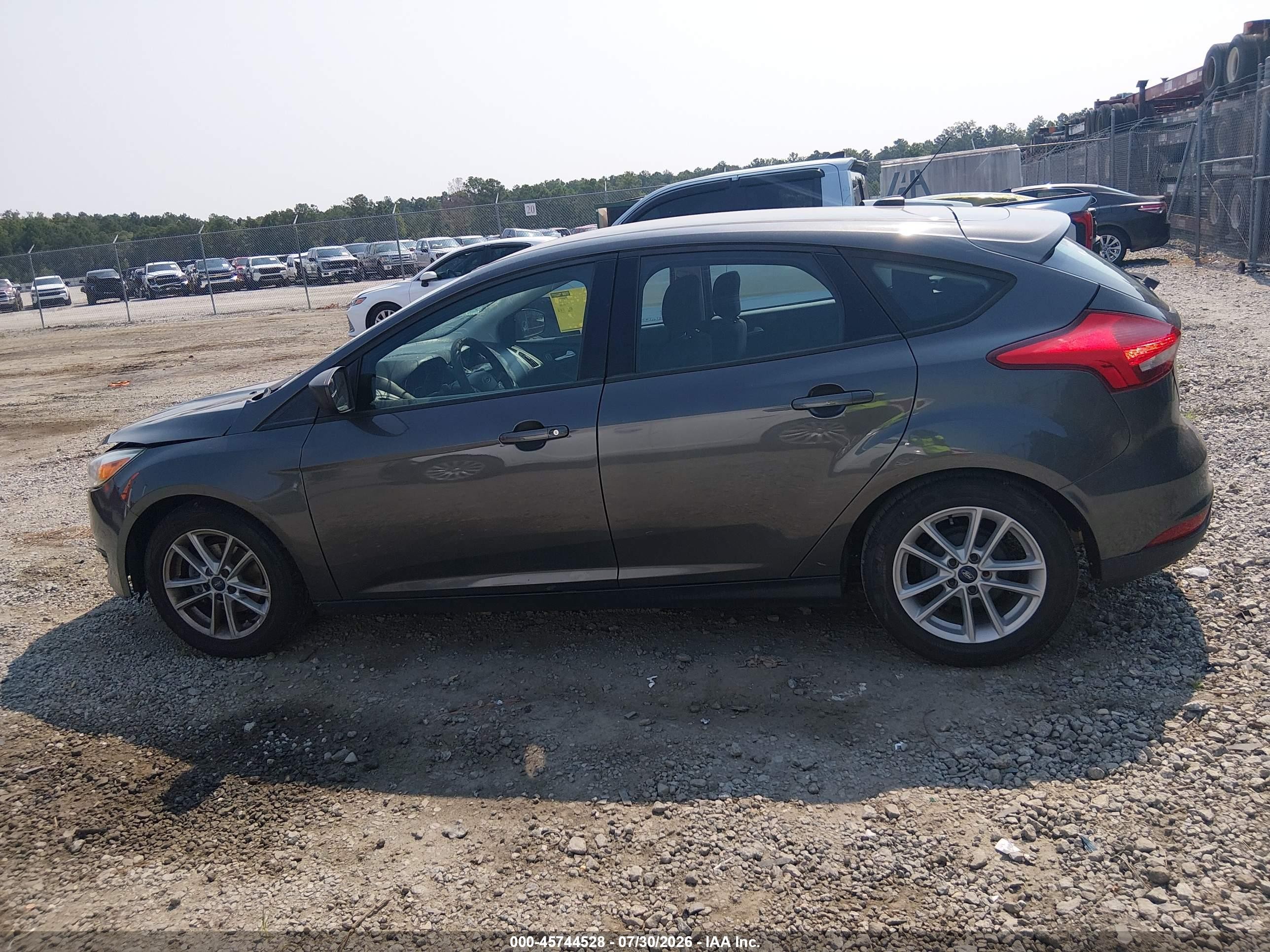 2018 Ford Focus Se Gray vin: 1FADP3K23JL212393