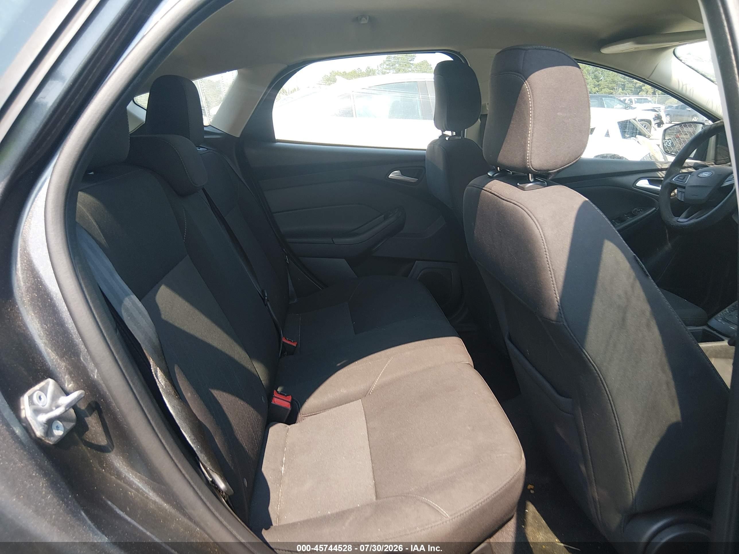 2018 Ford Focus Se Gray vin: 1FADP3K23JL212393