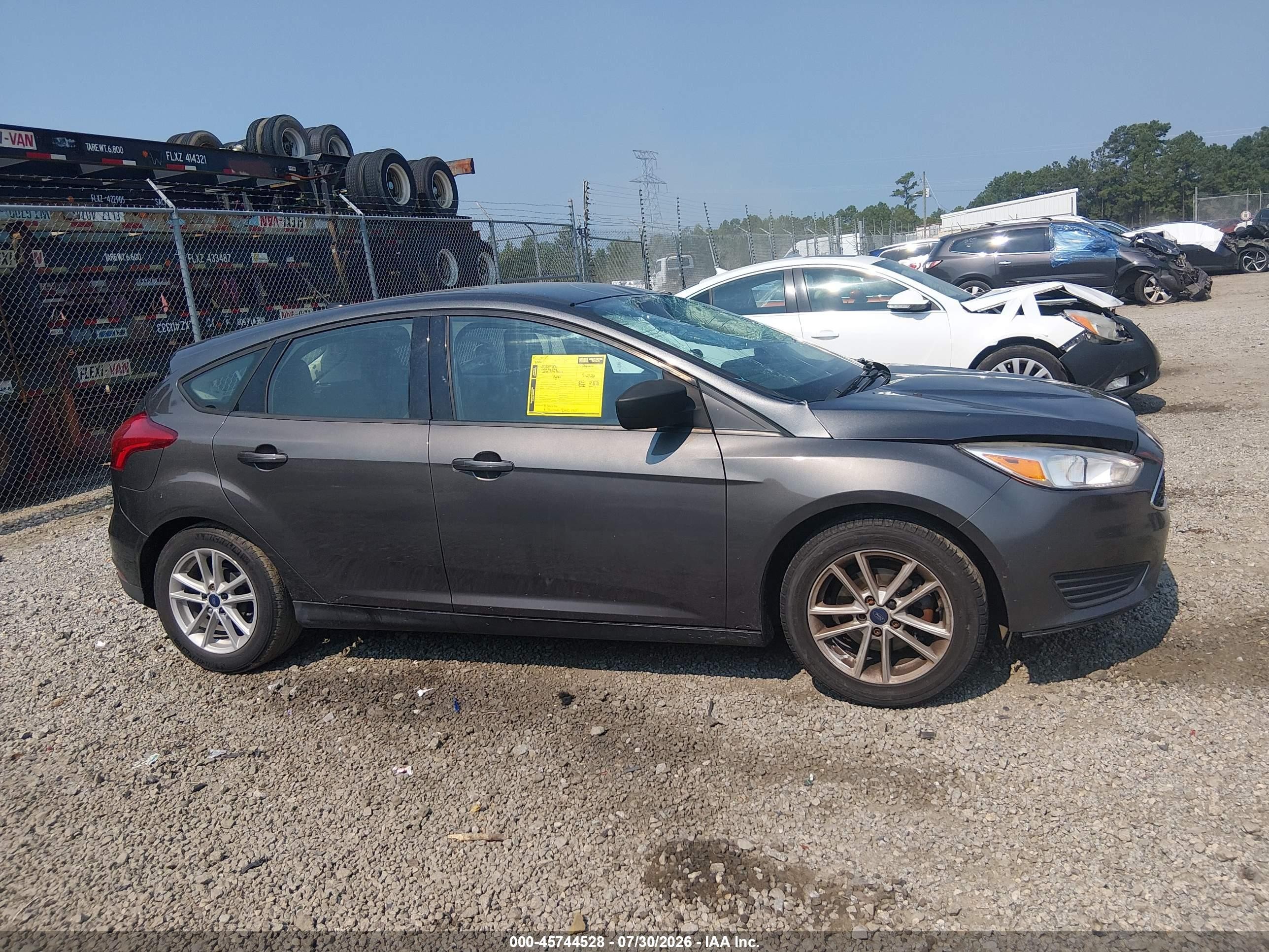2018 Ford Focus Se Gray vin: 1FADP3K23JL212393