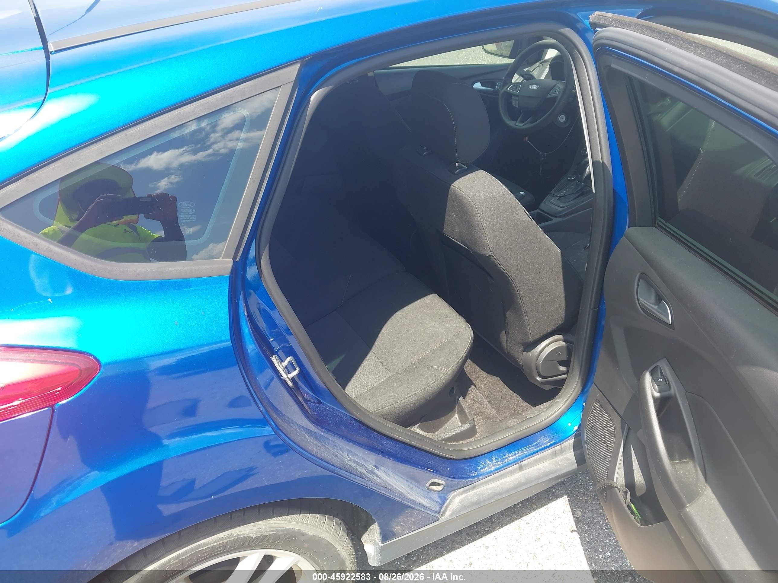 2018 Ford Focus Se Blue vin: 1FADP3K23JL220574
